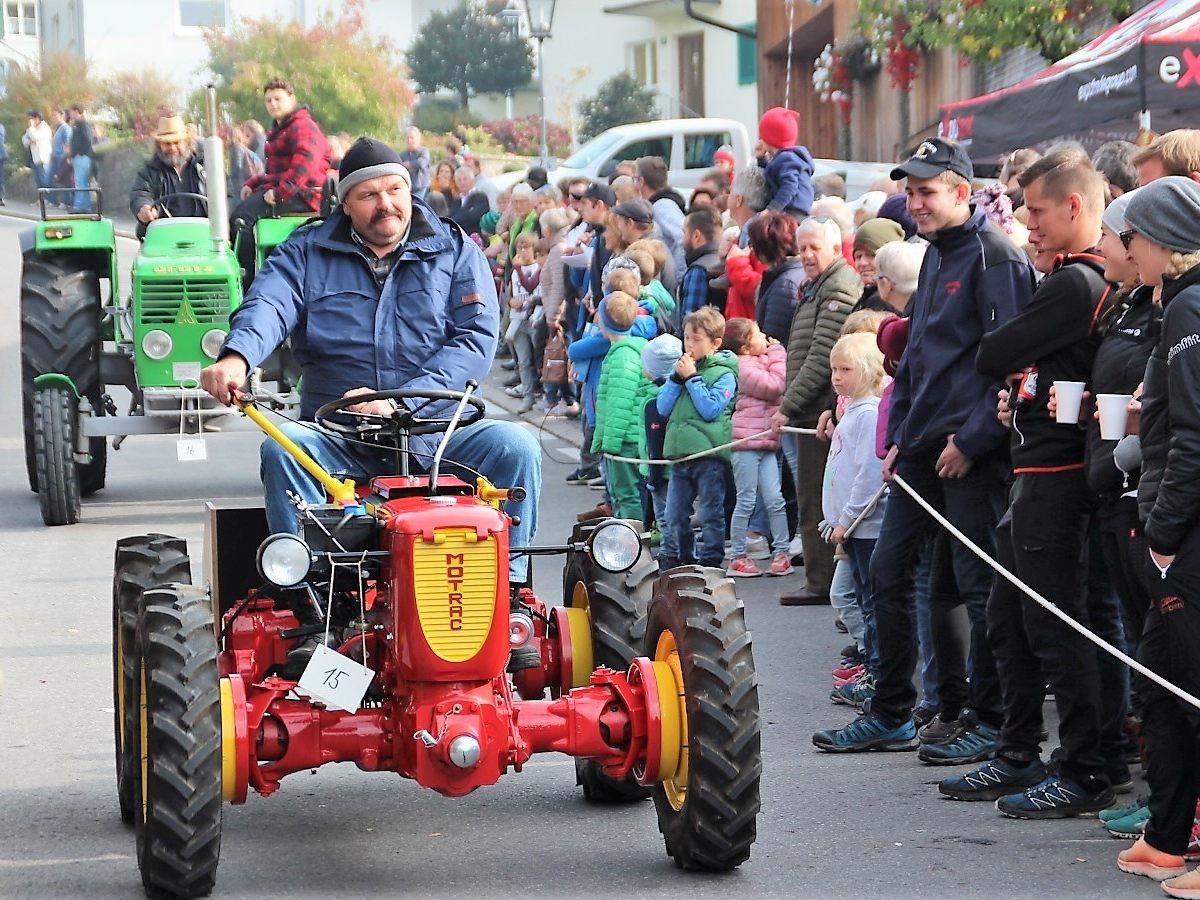 Auch alte Traktoren fahren wieder auf. Auch alte Traktoren fahren wieder auf.