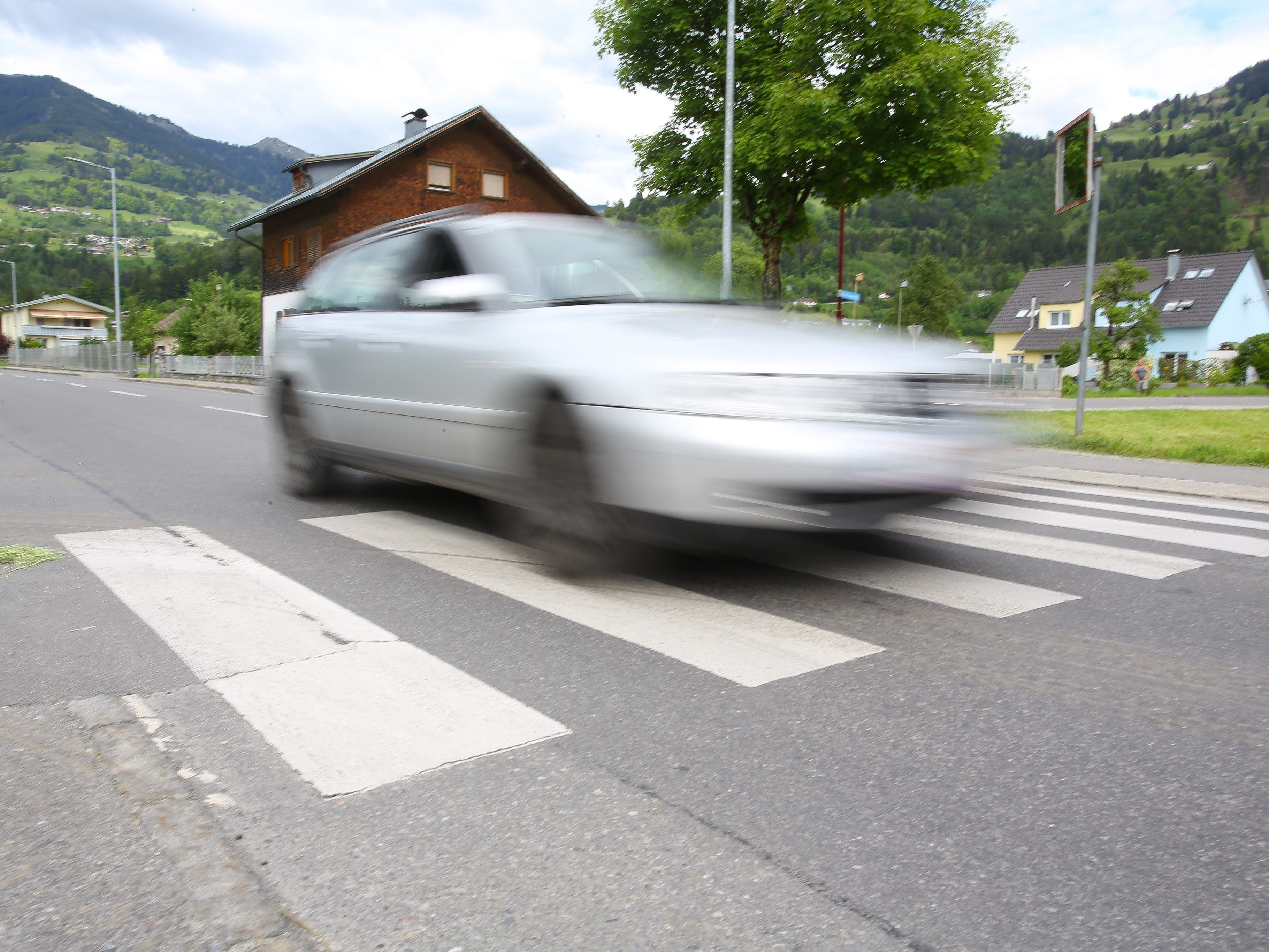 Der Fußgänger erlitt Kopfverletzungen unbestimmten Grades.