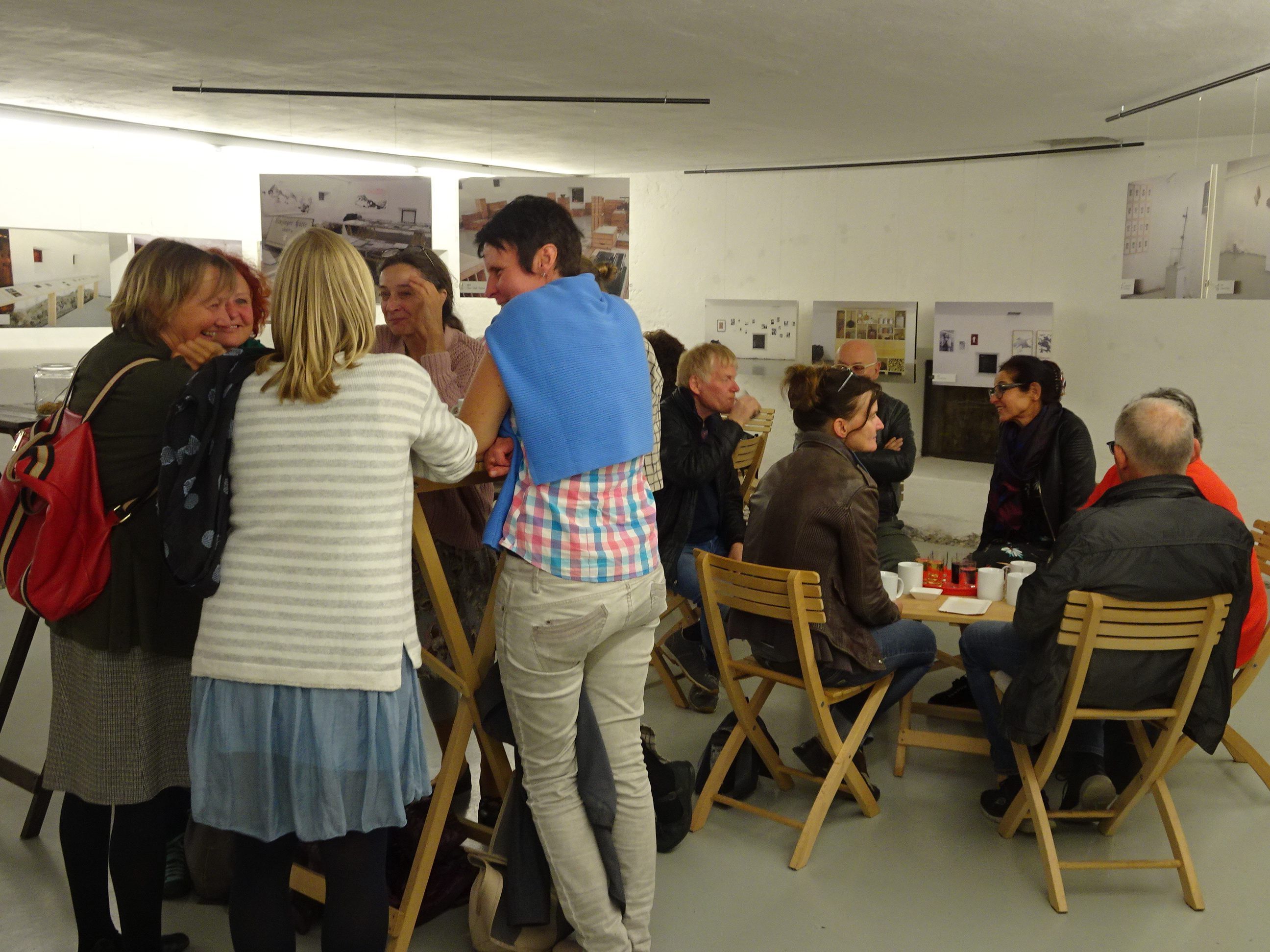 gemütlicher Hock in der Ausstellung