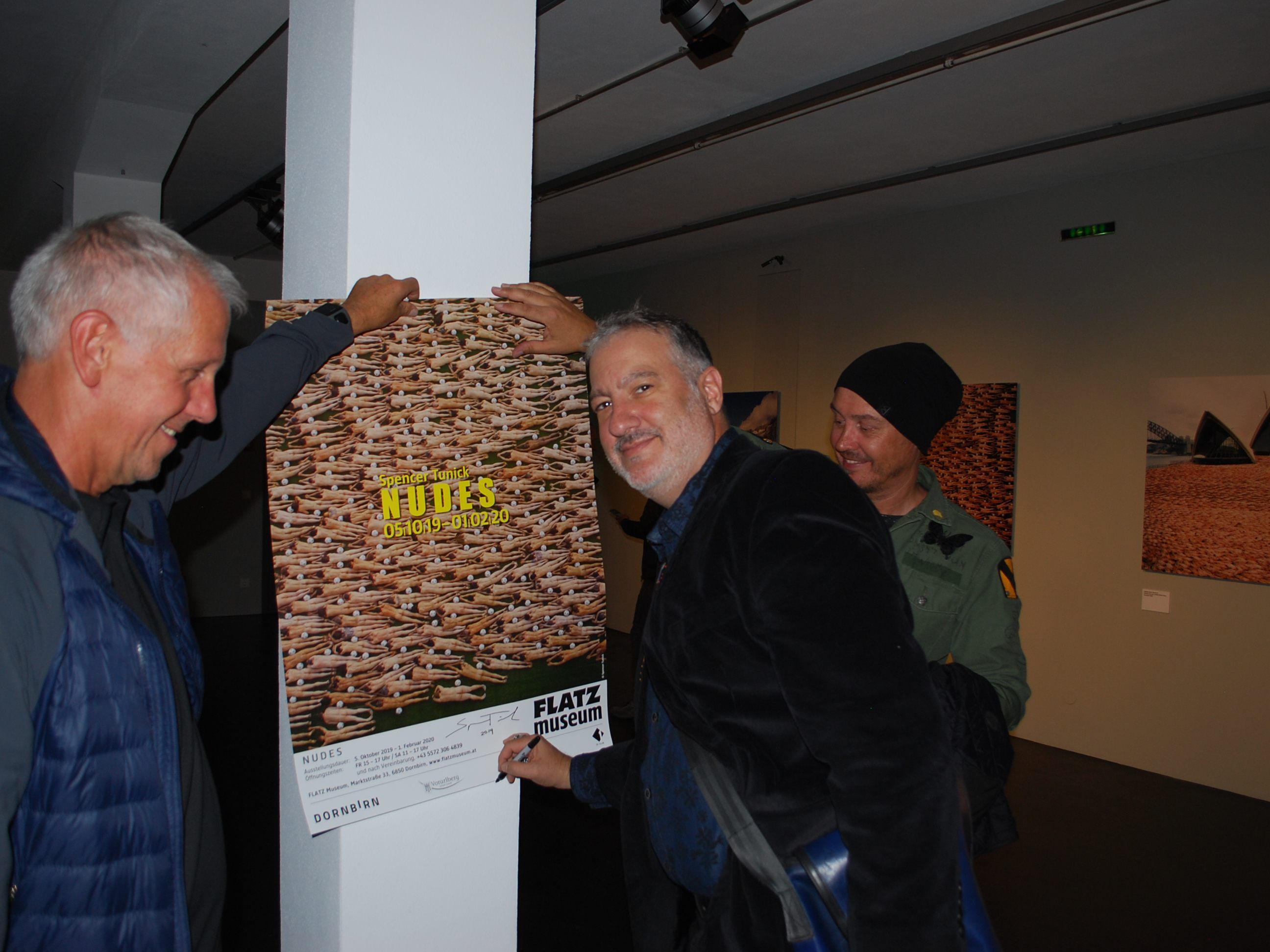 Spencer Tunick (Mitte) wurde um viele Autogramme gebeten. Spencer Tunick (Mitte) wurde um viele Autogramme gebeten.