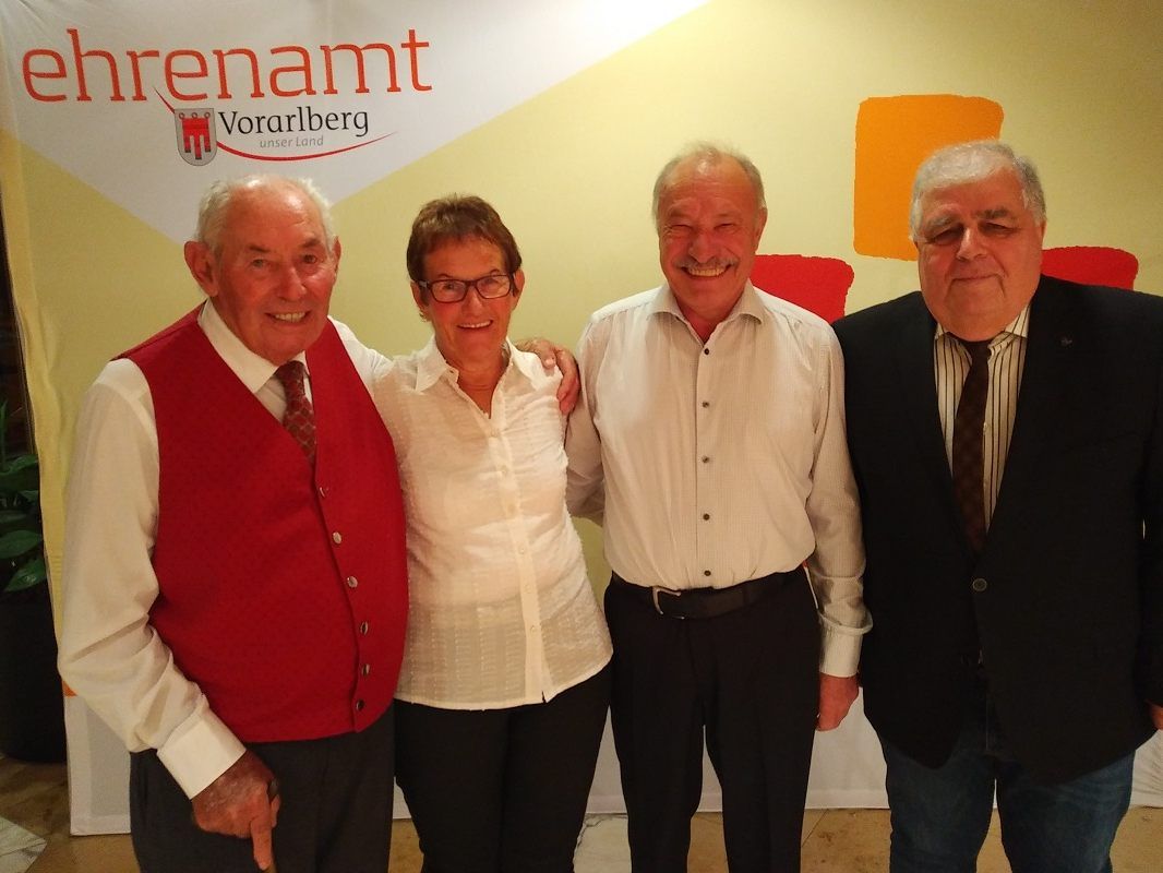 Gratulanten Bernhard Wittwer, Siglinde Thurnher und Landespräsident Manfred Lackner (ganz rechts) freuten sich mit dem Jubilar Kurt Barbisch.