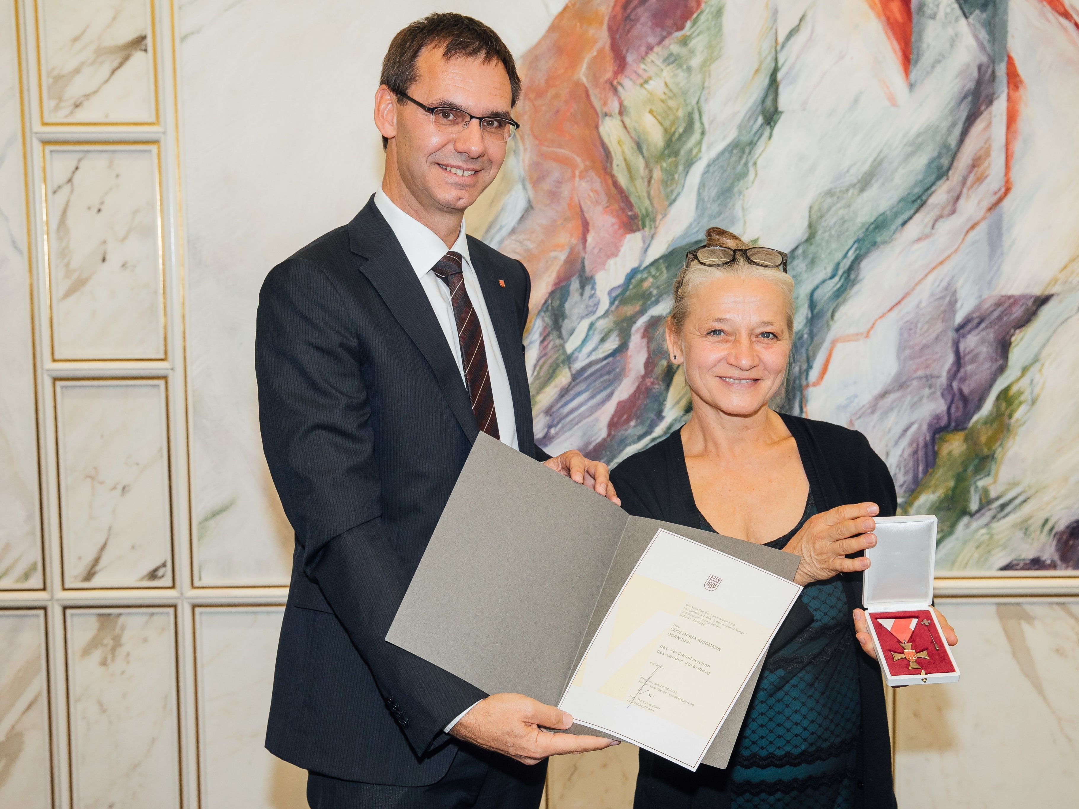 Die gebürtige Lustenauerin Elke Maria Riedmann wurde für 25-jähriges Engagement auf Clown- und Theaterbühnen ausgezeichnet. Die gebürtige Lustenauerin Elke Maria Riedmann wurde für 25-jähriges Engagement auf Clown- und Theaterbühnen ausgezeichnet.