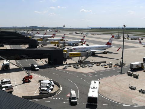Die Lizenzvergabe um die Bodenabfertigung am Flughafen Wien verzögert sich weiter. Die Lizenzvergabe um die Bodenabfertigung am Flughafen Wien verzögert sich weiter.