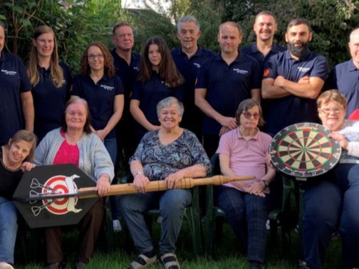 Der überdimensionale Dartpfeil wird am Samstag zu Gunsten der Lebenshilfe versteigert.