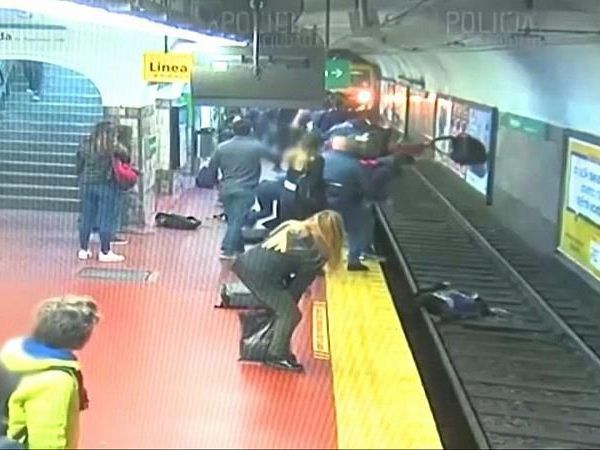 Eine Frau wurde vor die U-Bahn gestoßen.