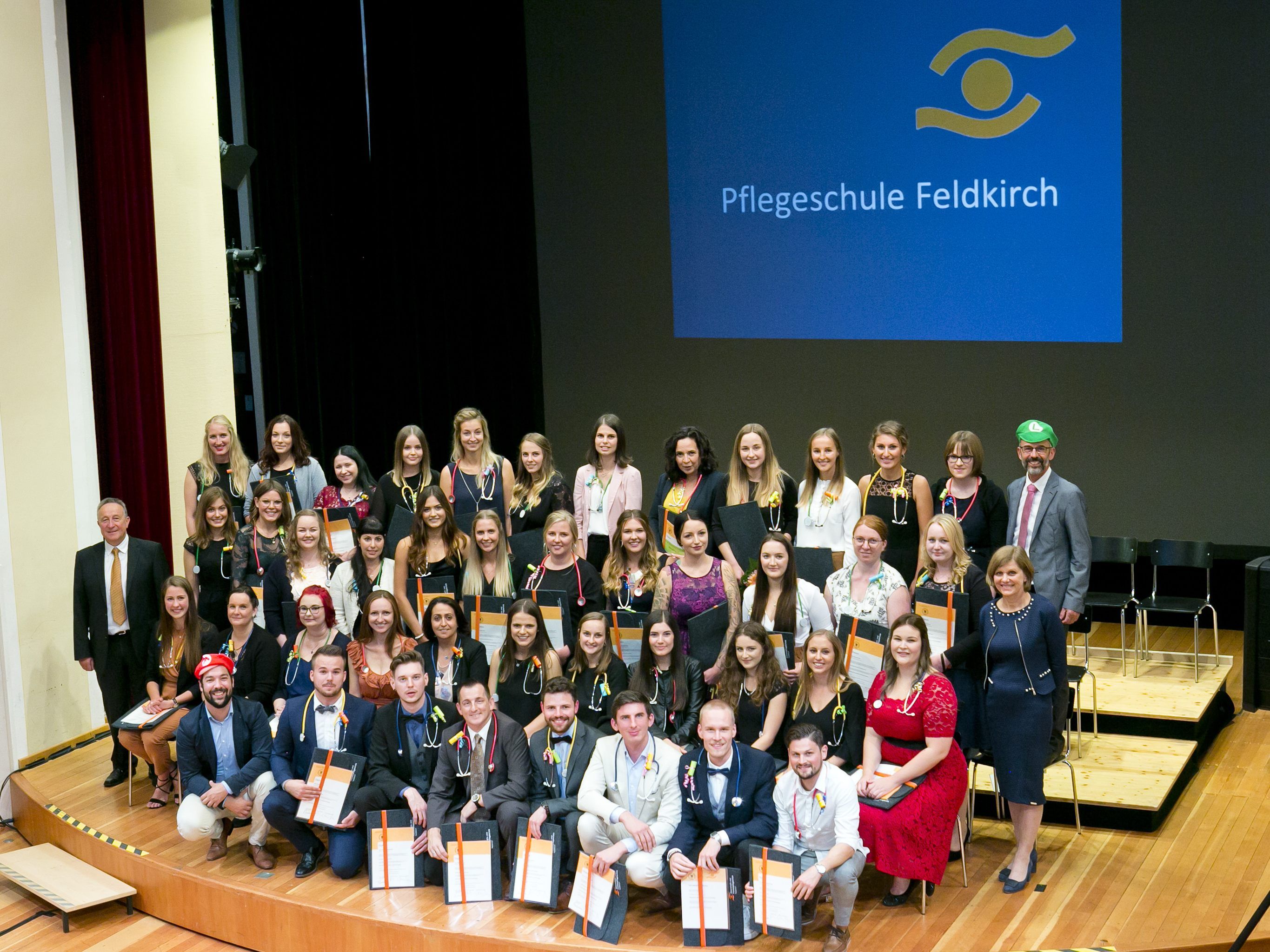 Diplomfeier der Gesundheits- und Krankenpflegeschule Feldkirch mit 45 neuen Pflegefachkräften.