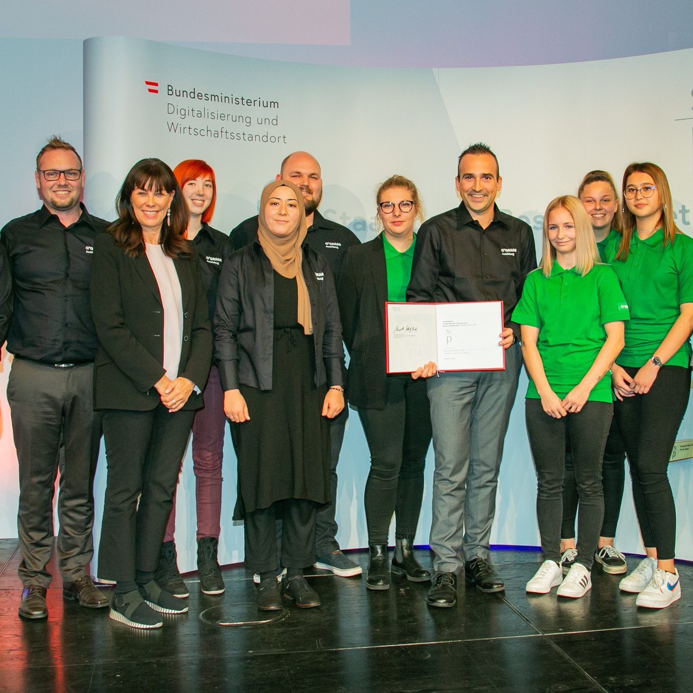 Das Team von GRASS konnte am 30. Oktober bei der Verleihung des Staatspreises „Beste Lehrbetriebe – Fit for Future“ in Wien den Sonderpreis „Mädchen in technischen Berufen“ von Wirtschaftsministerin Elisabeth Udolf-Strobl (rechts) entgegennehmen.
