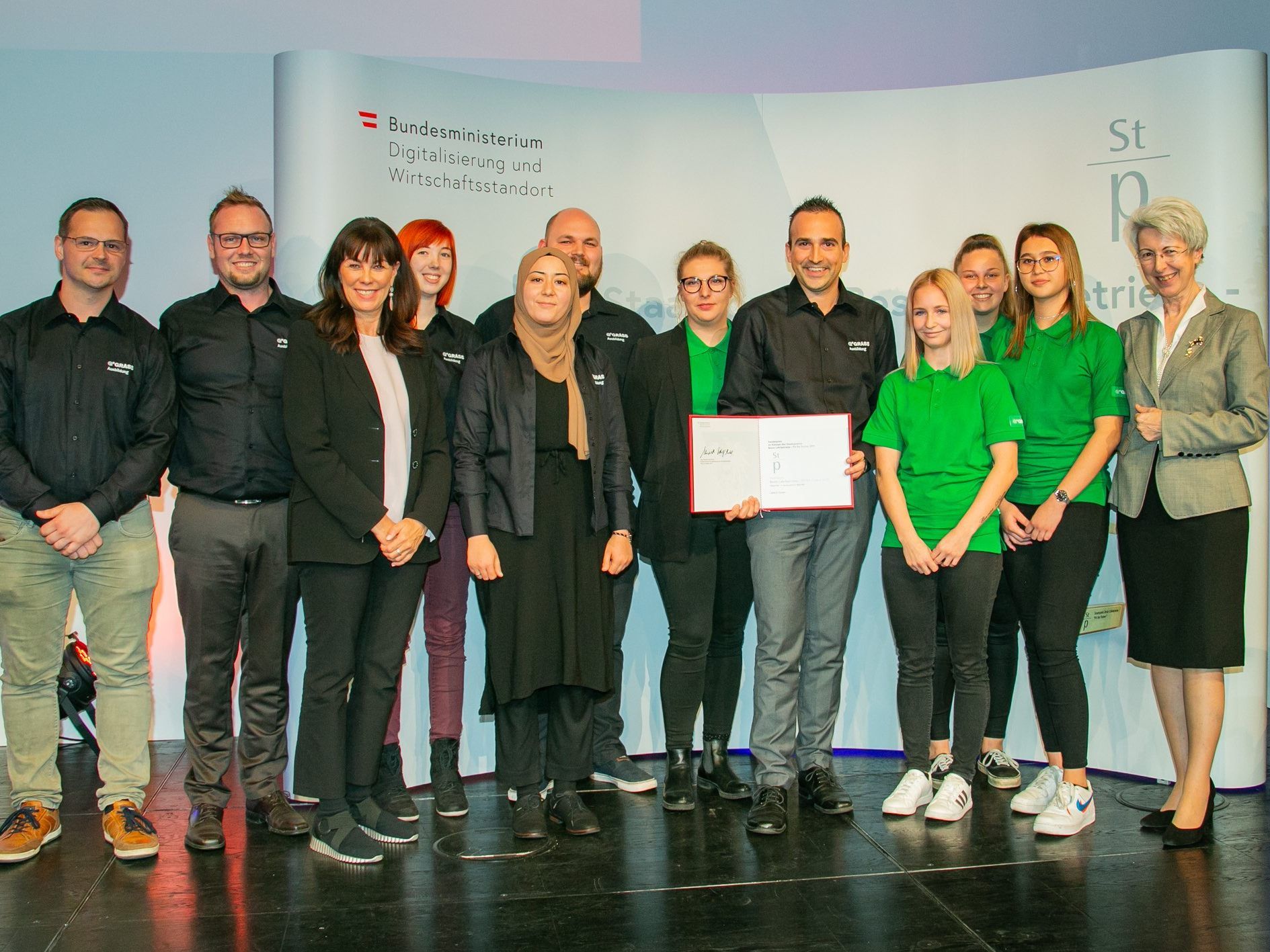 Das Team von GRASS konnte am 30. Oktober bei der Verleihung des Staatspreises „Beste Lehrbetriebe – Fit for Future“ in Wien den Sonderpreis „Mädchen in technischen Berufen“ von Wirtschaftsministerin Elisabeth Udolf-Strobl (rechts) entgegennehmen.