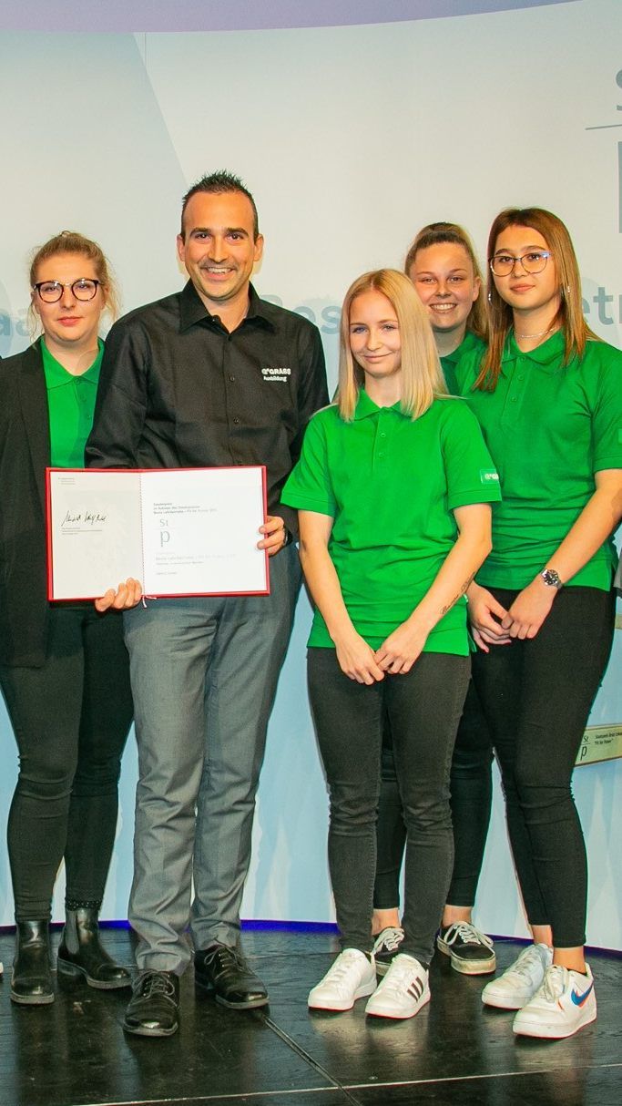 Das Team von GRASS konnte am 30. Oktober bei der Verleihung des Staatspreises „Beste Lehrbetriebe – Fit for Future“ in Wien den Sonderpreis „Mädchen in technischen Berufen“ von Wirtschaftsministerin Elisabeth Udolf-Strobl (rechts) entgegennehmen.