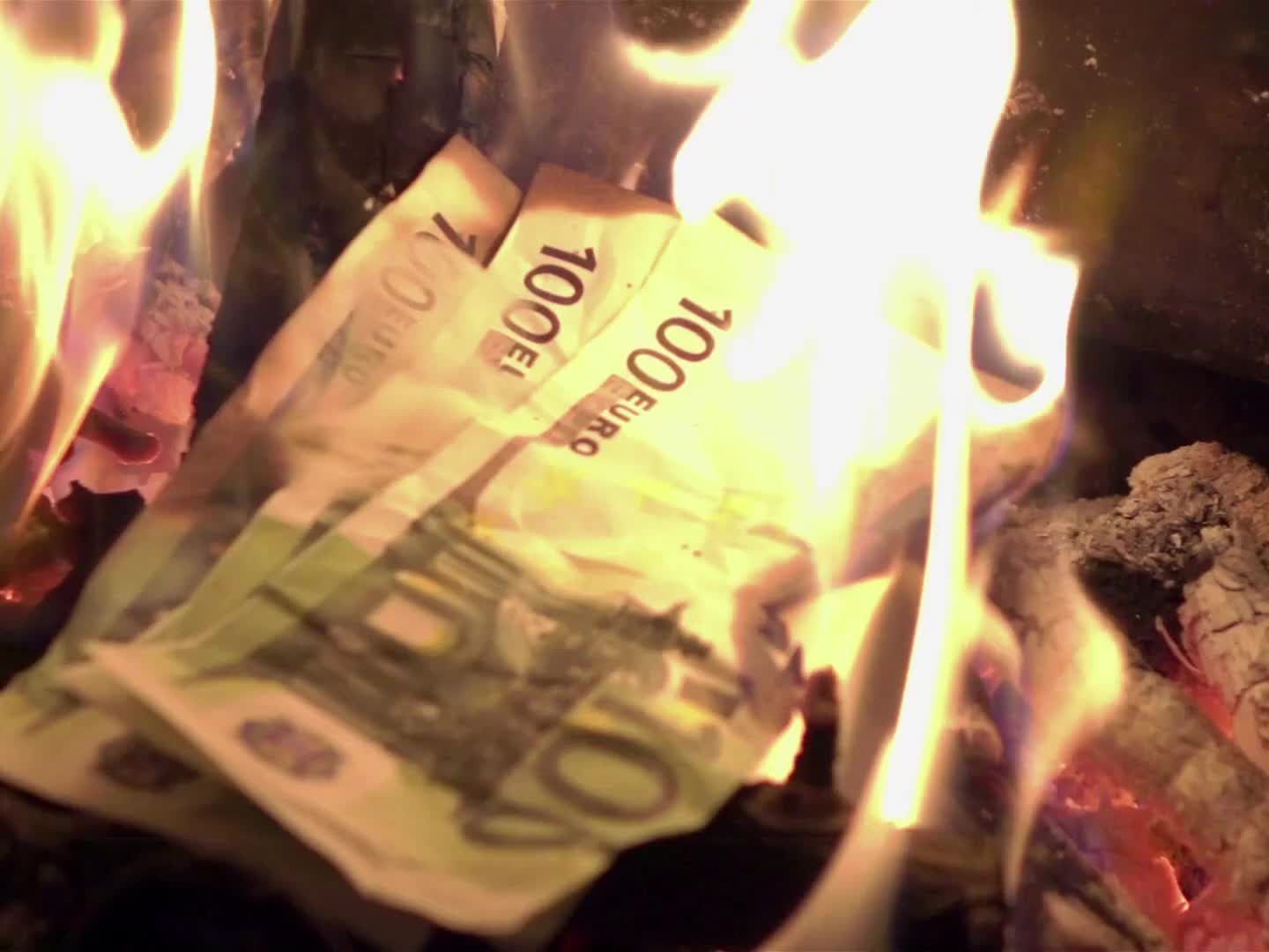 Mann verbrennt aus Versehen 540.000 Euro.