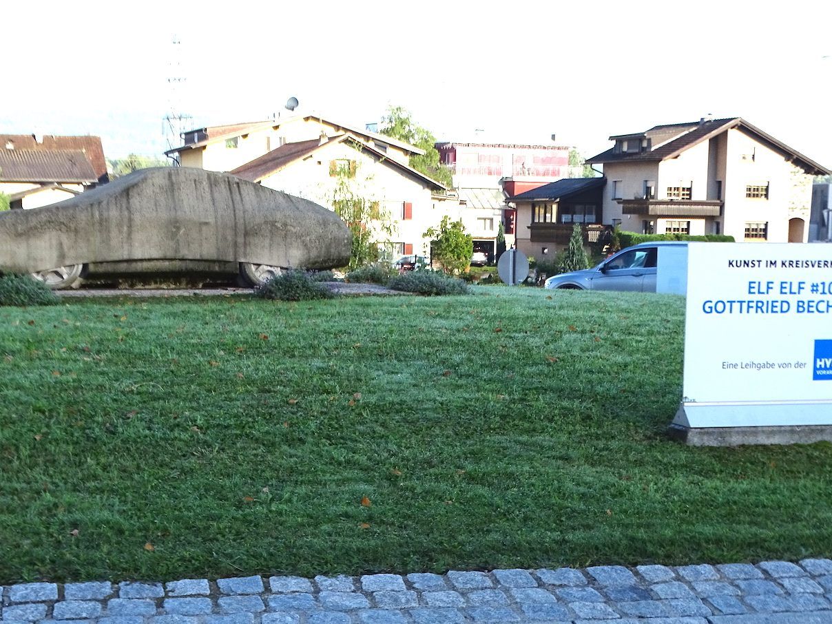 Der Göpf´sche Betonporsche im Hornbach-Kreisverkehr symbolisiert den „rasenden Stillstand“.