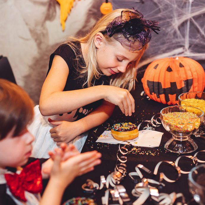 Beim Grusel-Brunch dürfen Kinder Donuts im Halloween-Stil verzieren.