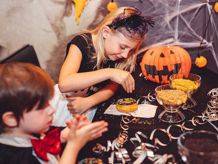 Beim Grusel-Brunch dürfen Kinder Donuts im Halloween-Stil verzieren.