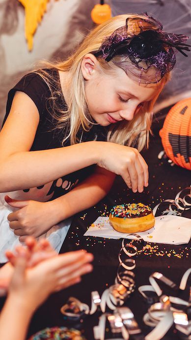 Beim Grusel-Brunch dürfen Kinder Donuts im Halloween-Stil verzieren.