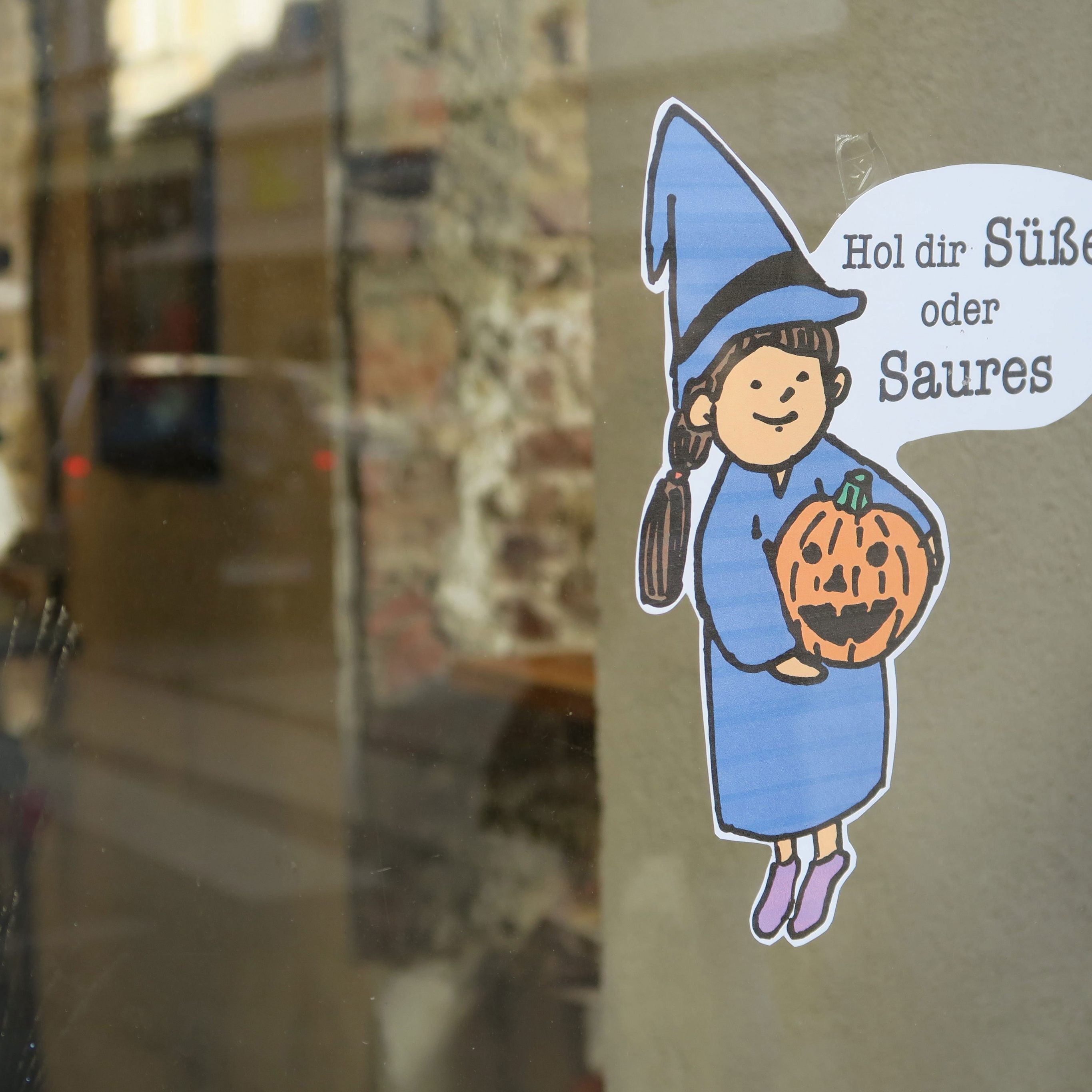 "Süßes oder Saures": Geschäftsleute aus Neubau verteilen Süßigkeiten