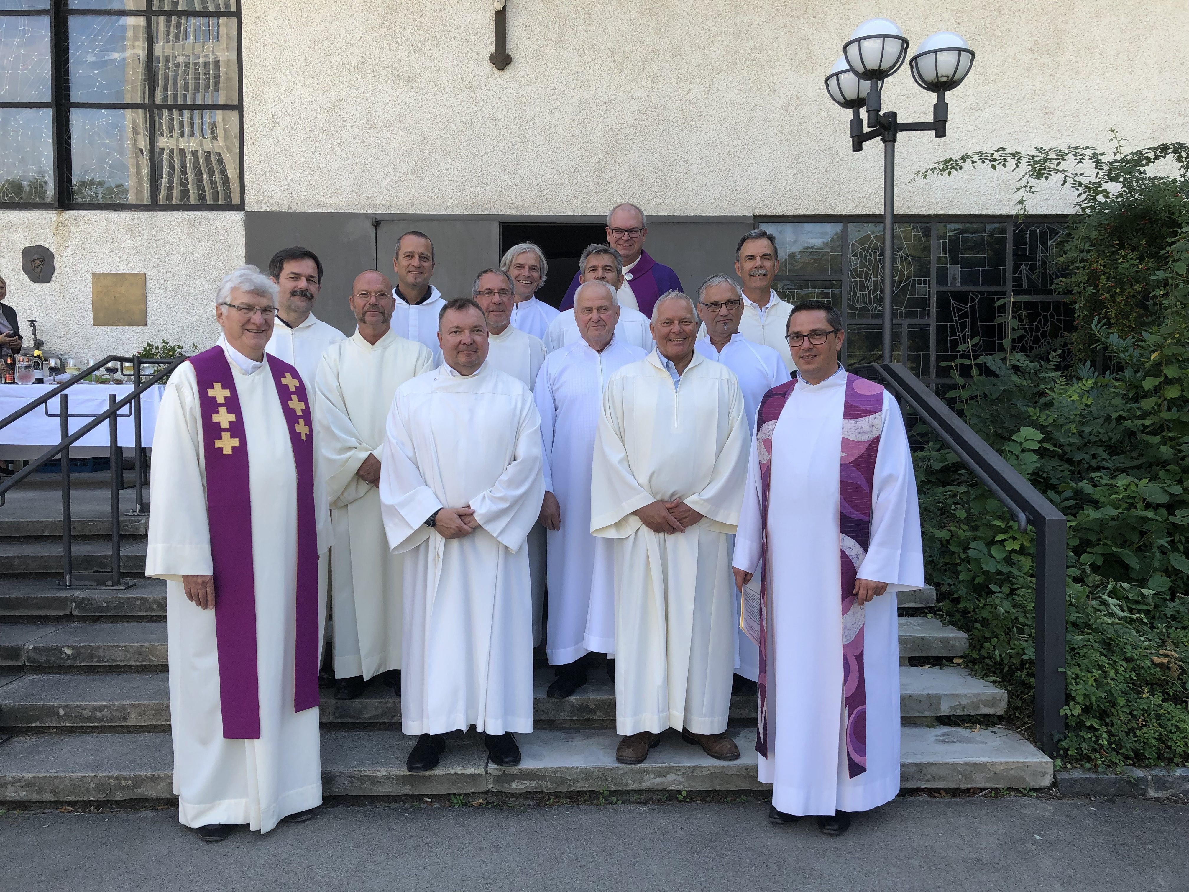 Altministranten und Geistliche beim Abschied von Msgr. Pfefferkorn