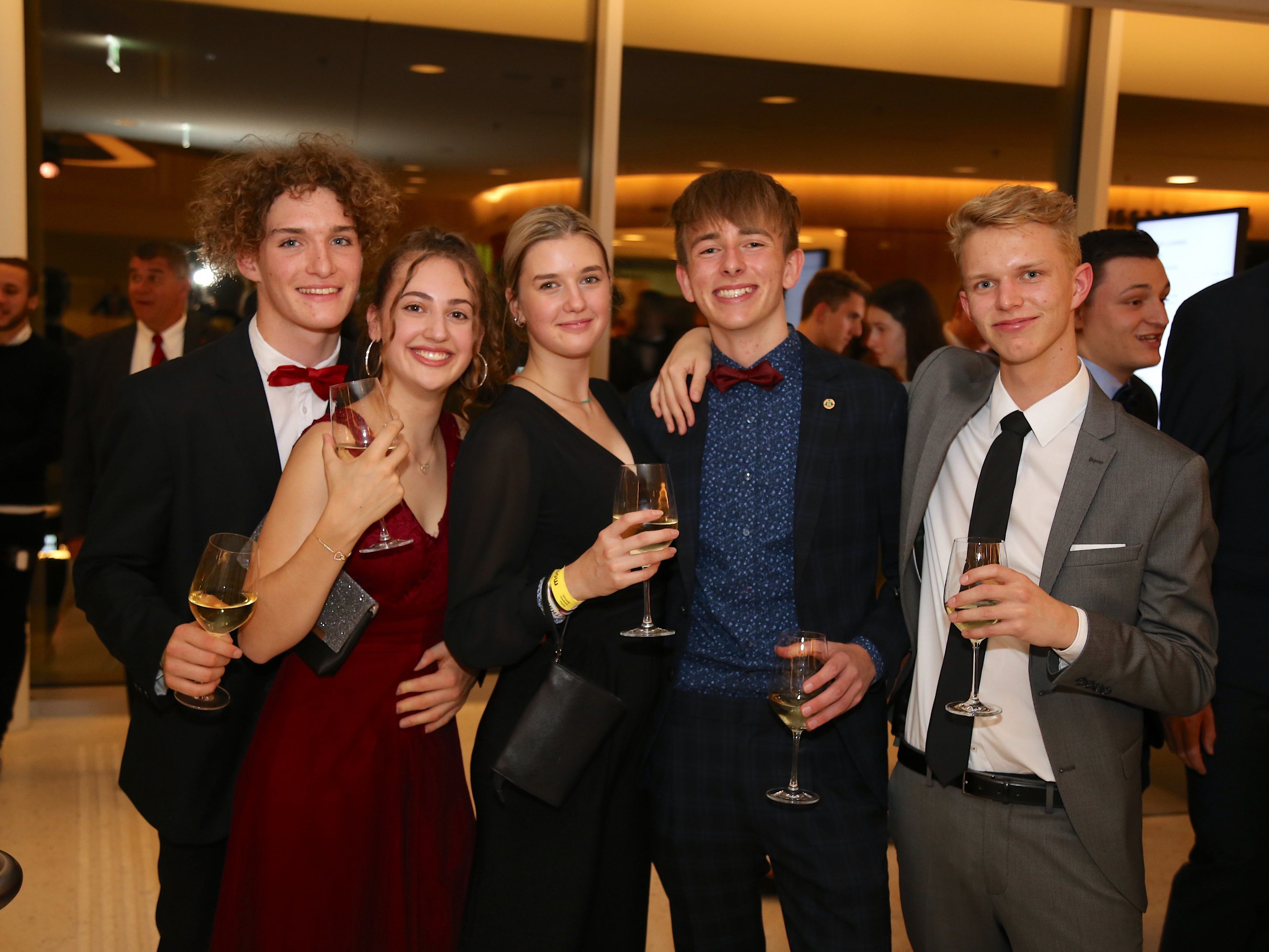 Benjamin, Stephanie, Isabella, Finn und Laurenz elegant in Ballrobe.