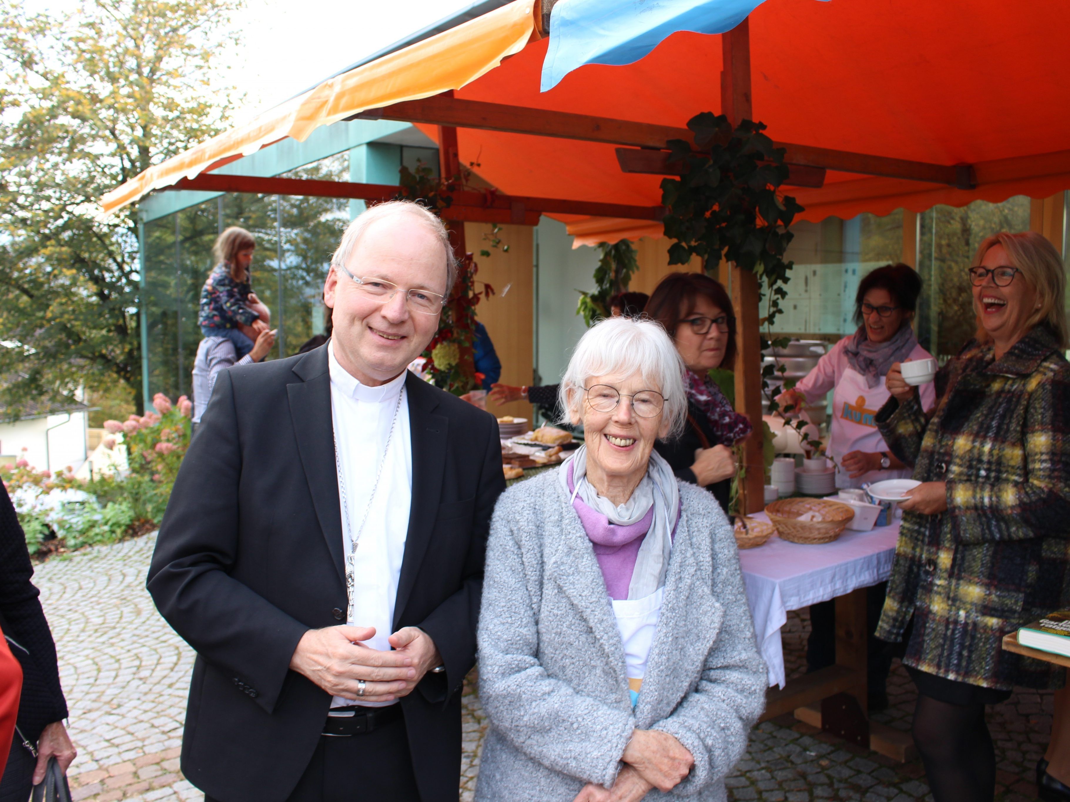 Bischof Benno Elbs mit Lini Sonderegger vor dem kum.