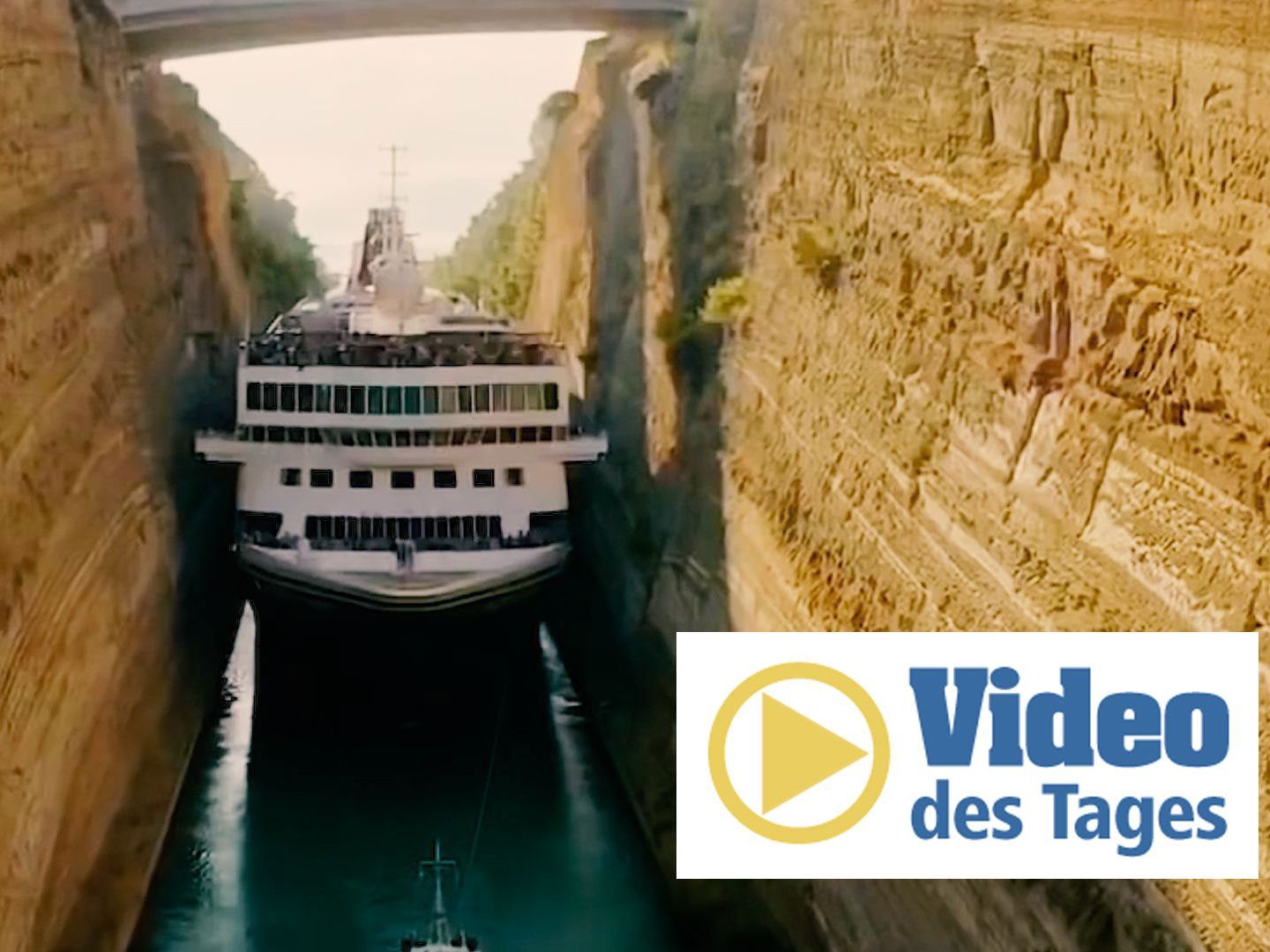 Ein Kreuzfahrschiff quetscht sich durch engen Kanal. Ein Kreuzfahrschiff quetscht sich durch engen Kanal.