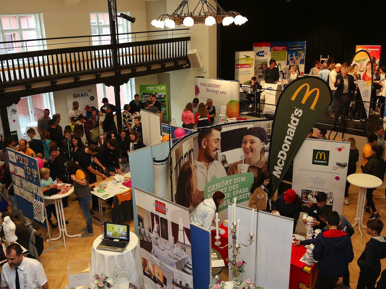 Die vierte Lehrlingsbörse im Löwensaal war bestens besucht. Die vierte Lehrlingsbörse im Löwensaal war bestens besucht.