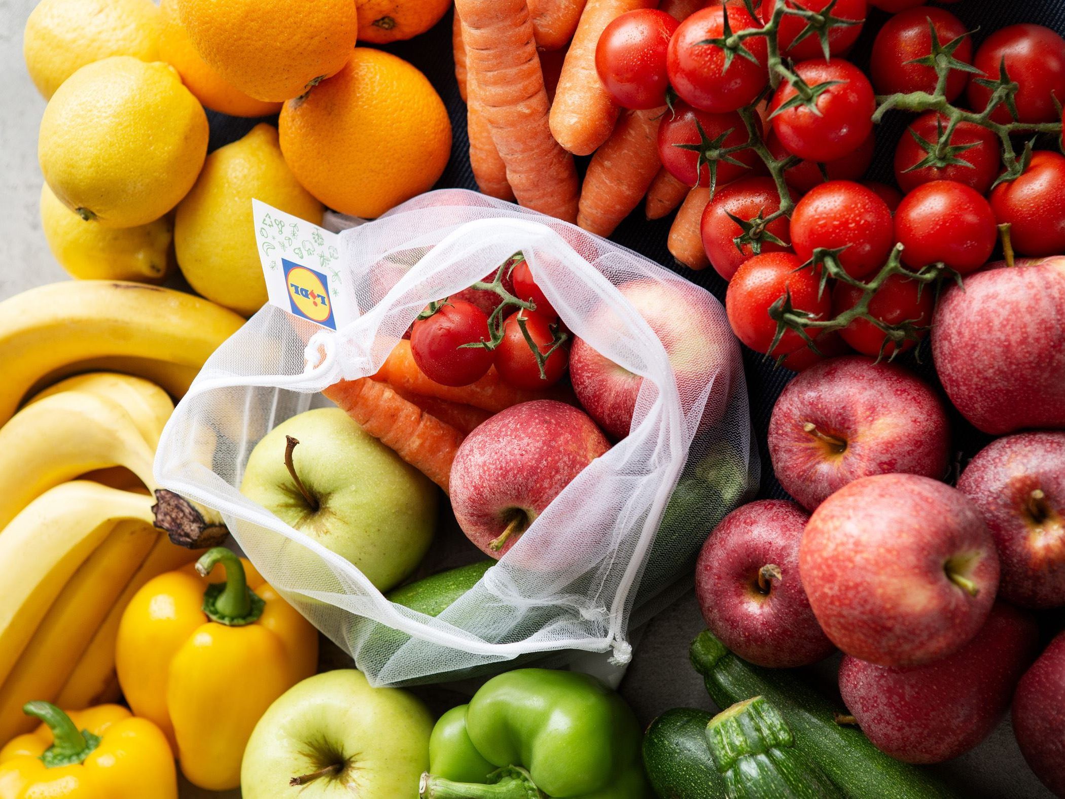 Lidl bietet ab sofort umweltschonende Obstnetze statt Plastiksackerl an. Lidl bietet ab sofort umweltschonende Obstnetze statt Plastiksackerl an.