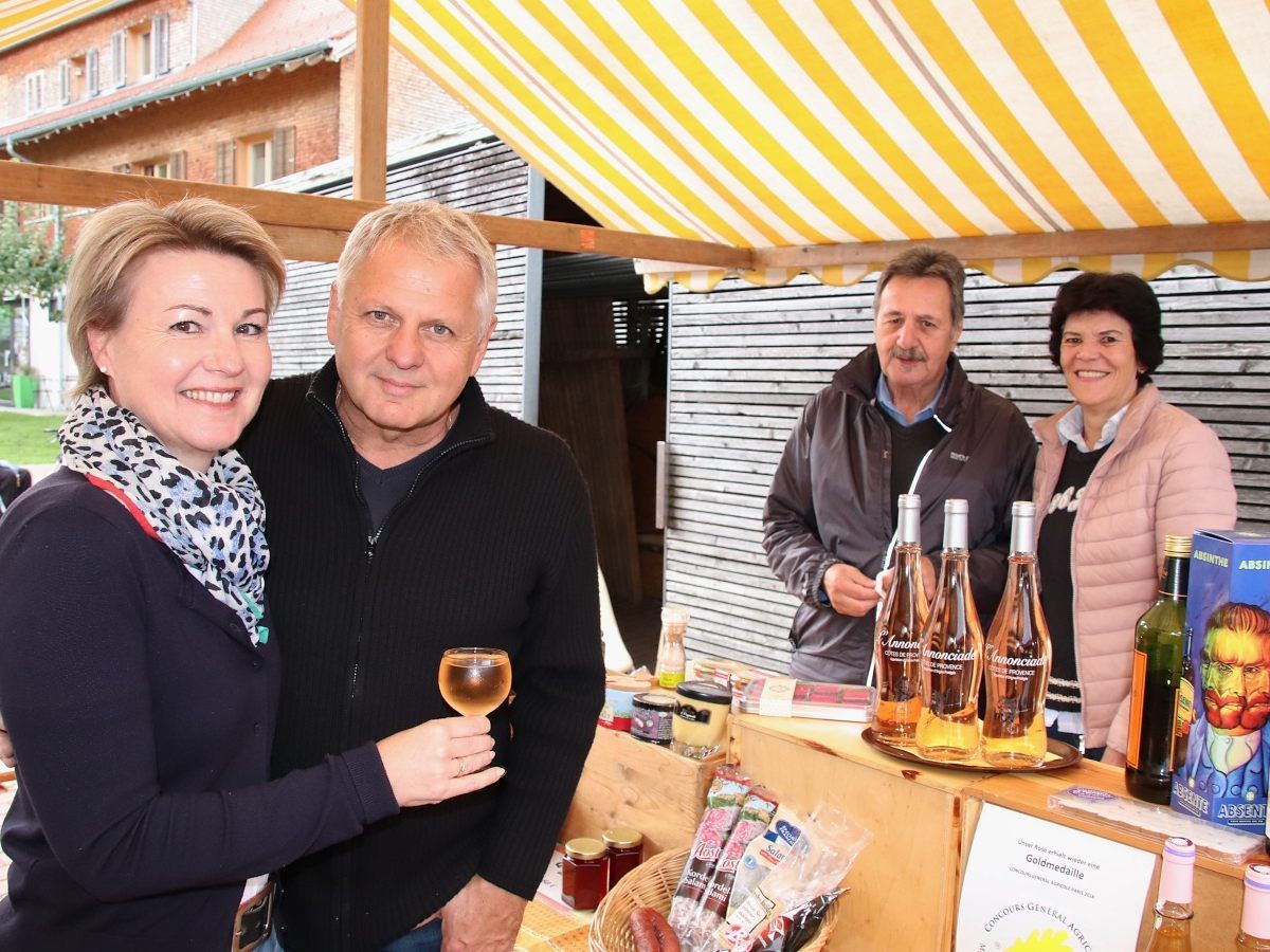 Petra und Michael Fröwis am Stand von Werner und Silvia Valline.