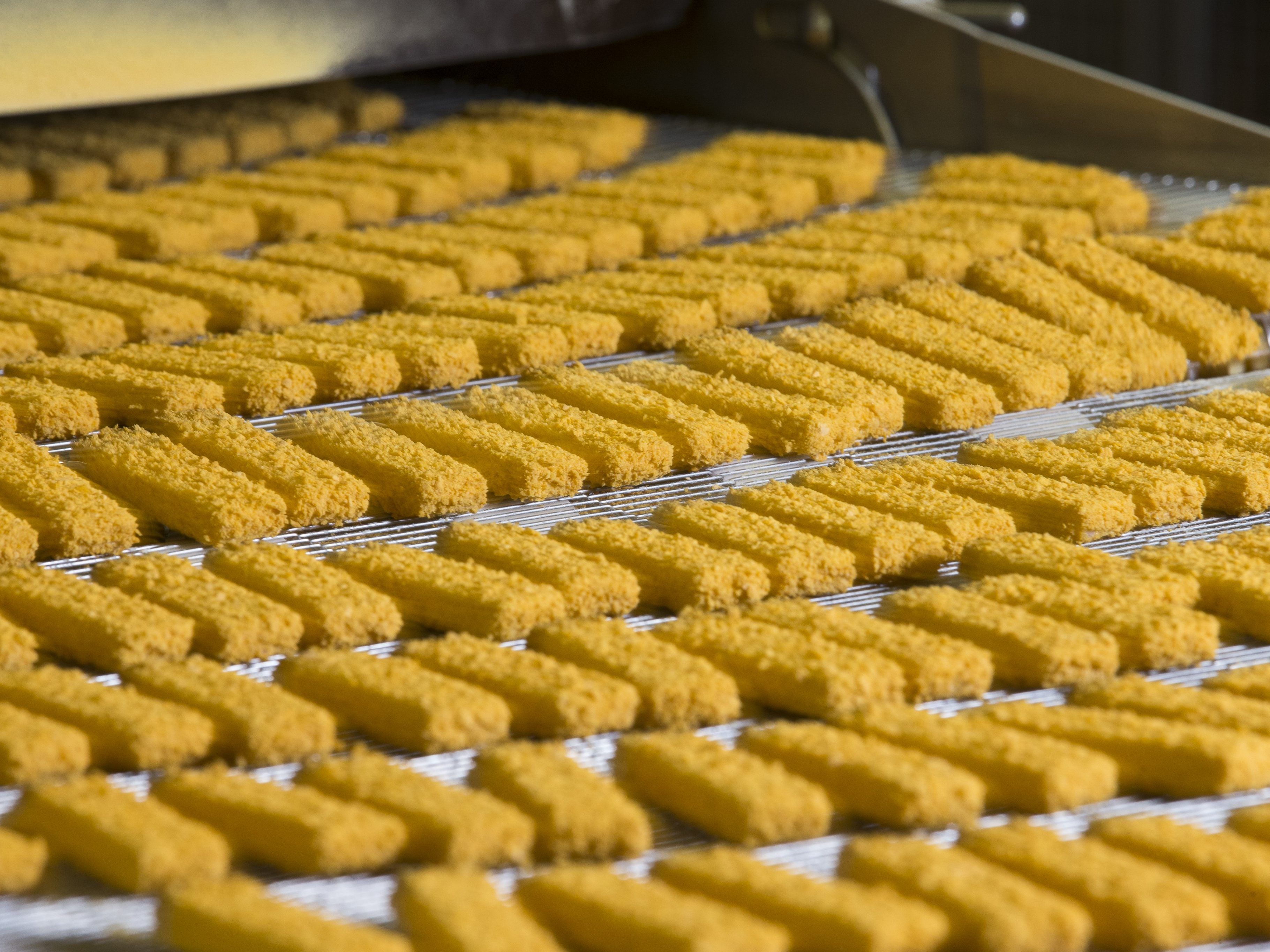 Goldgelb, außen knusprig, innen zart: Das Fischstäbchen.