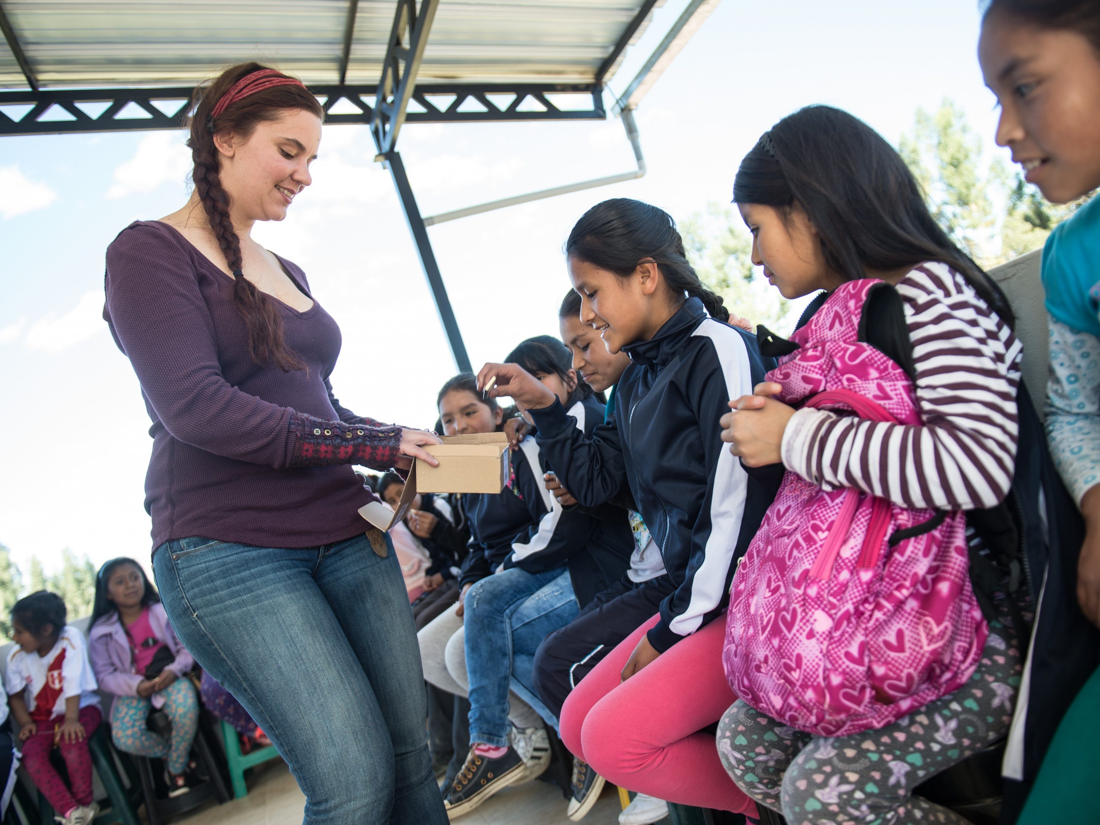 Julia Zotter zu Besuch im Norden Perus: Die Tochter des Chocolatiers konnte sich bei den Ziegeleien in Cajamarca selbst ein Bild von dem Kindernothilfe-Projekt für Kinderarbeiter machen Julia Zotter zu Besuch im Norden Perus: Die Tochter des Chocolatiers konnte sich bei den Ziegeleien in Cajamarca selbst ein Bild von dem Kindernothilfe-Projekt für Kinderarbeiter machen