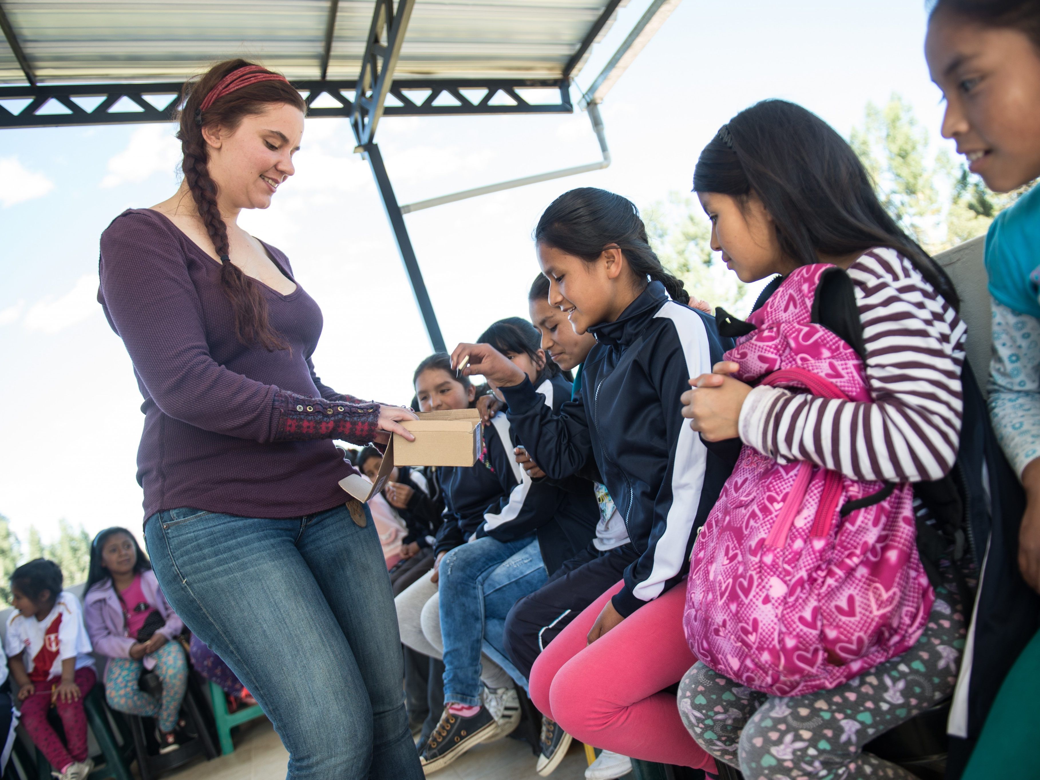 Julia Zotter zu Besuch im Norden Perus: Die Tochter des Chocolatiers konnte sich bei den Ziegeleien in Cajamarca selbst ein Bild von dem Kindernothilfe-Projekt für Kinderarbeiter machen