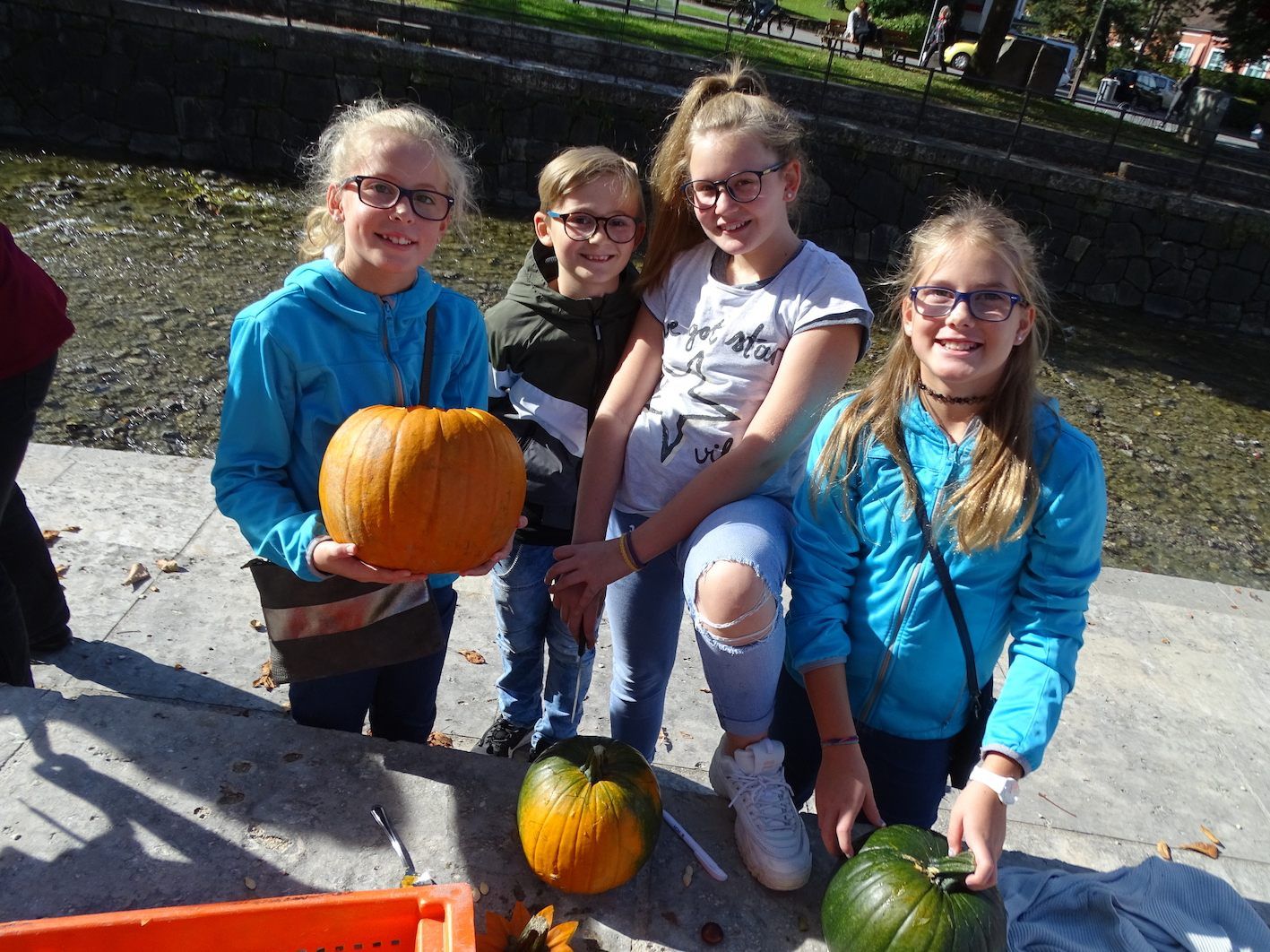Die Kinder, aber auch Erwachsene, hatten ihre Freude beim Kürbisschnitzen. Die Kinder, aber auch Erwachsene, hatten ihre Freude beim Kürbisschnitzen.