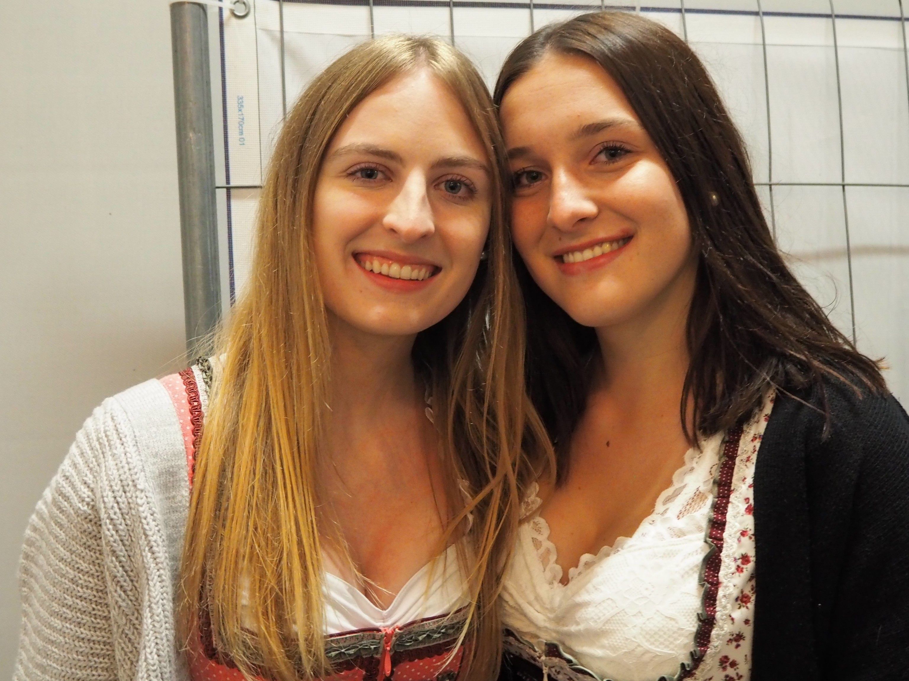 Julia und Sophia führten ihr bestes Dirndl aus