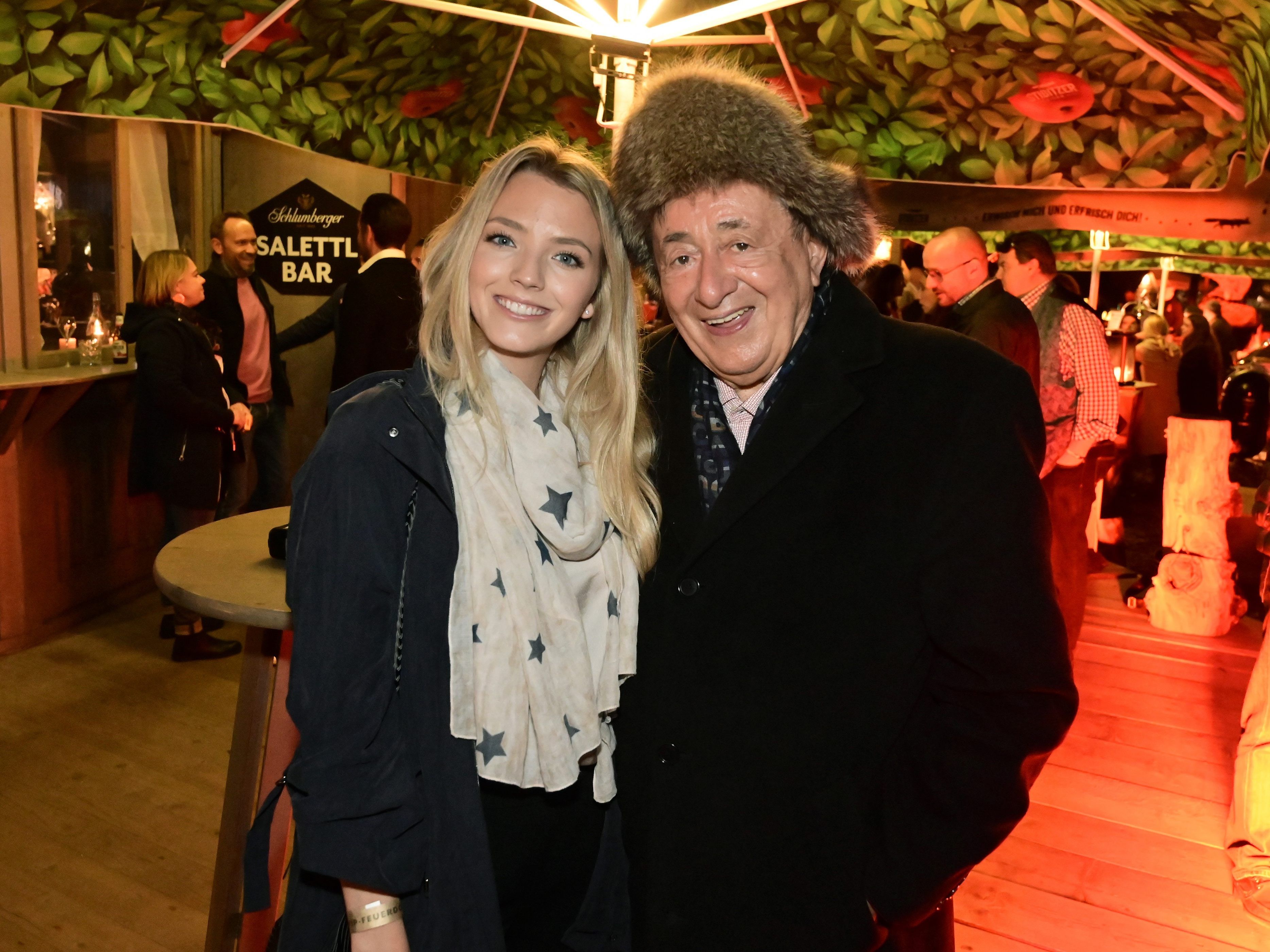 Chiara Pisati und Richard Lugner machten beim Saison Opening das Wiener Feuerdorf unsicher