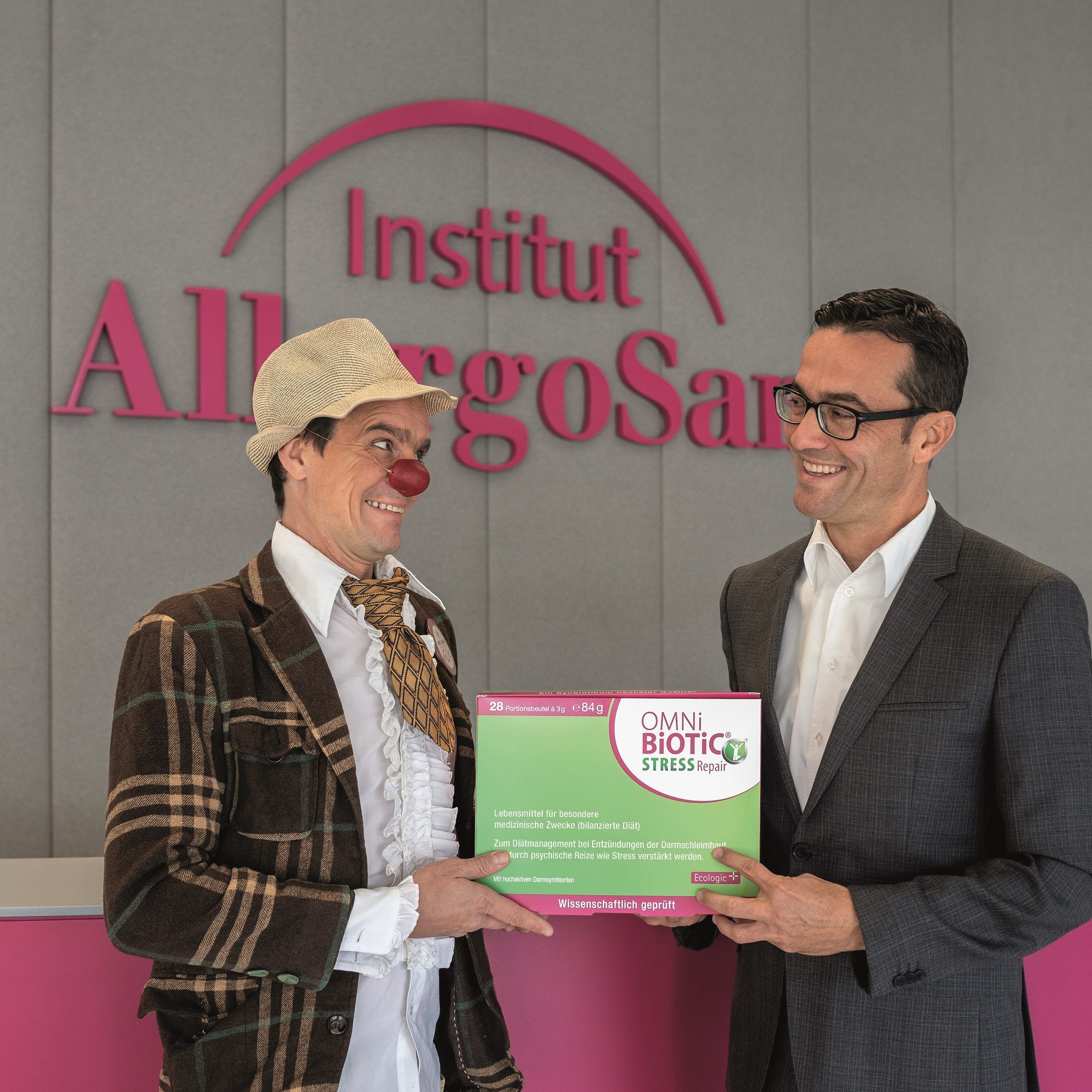 v.l.n.r.: Clowndoktor ROTE NASEN mit Mag. Thomas Perissutti, Managing Director Institut AllergoSan