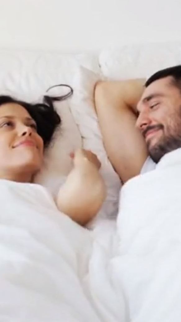 Körperkontakt entspannt und hilft beim Schlafen. Für Singles geht das zum Beispiel auch mit Haustieren.