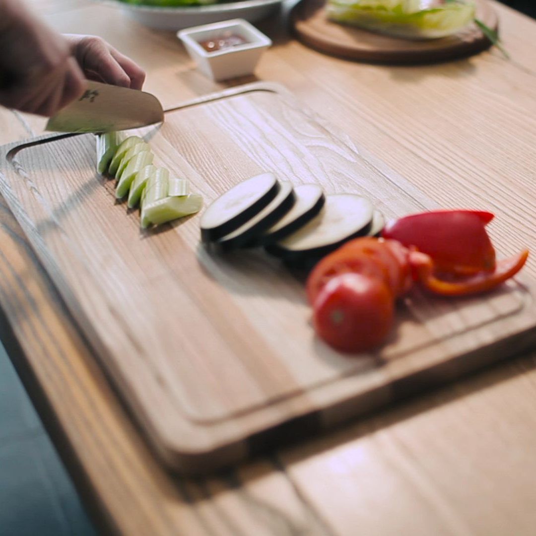 So reinigen sie ihre Schneidebretter richtig.