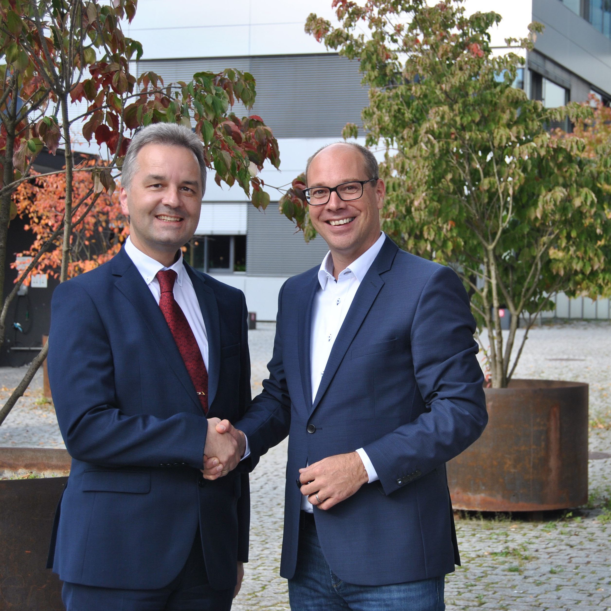 Dr. Heinz Seyringer (links), Geschäftsführer der V-Research mit Mag. Stefan Fitz-Rankl, Geschäftsführer der FH Vorarlberg