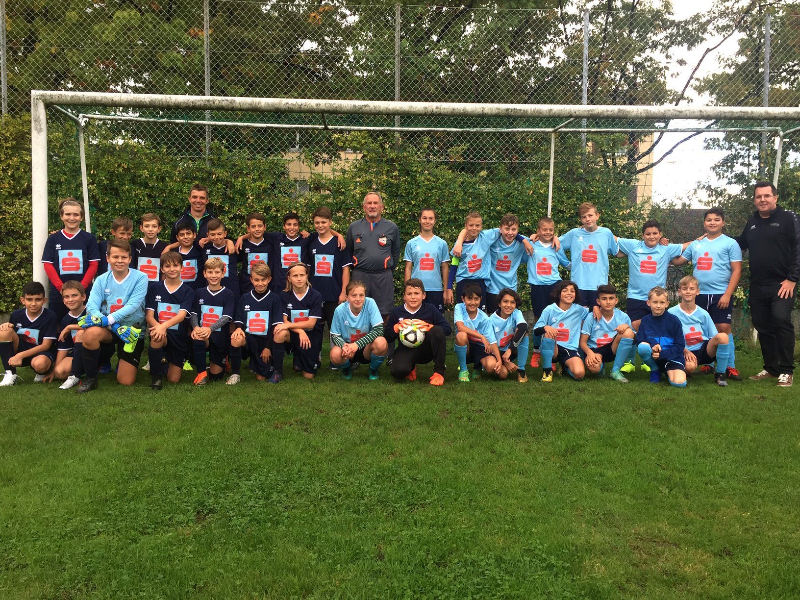 Die Mannschaften des BRG Dornbirn Schoren (in den dunkelblauen Dressen) und der MS Baumgarten (in den hellblauen Dressen).