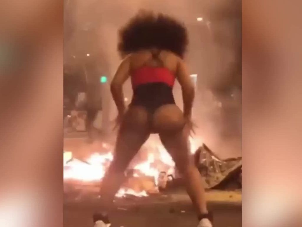 Instagram-Model tanzt halbnackt in Barcelonas brennenden Straßen Instagram-Model tanzt halbnackt in Barcelonas brennenden Straßen