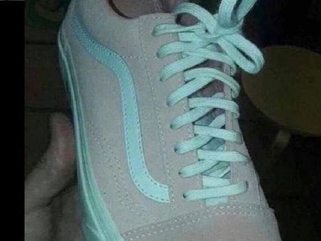 Welche Farbe hat dieser Schuh?