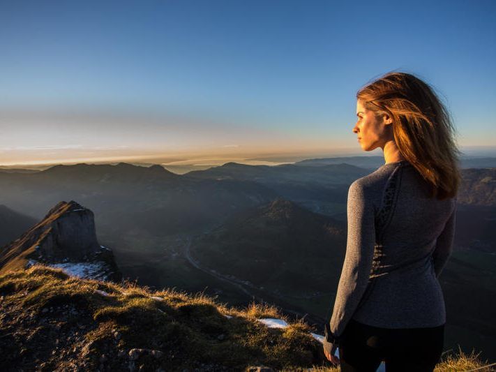 Themenbild: Nicole aus Feldkirch bei einer Sonnenuntergangs -Wanderung auf die Kanisfluh