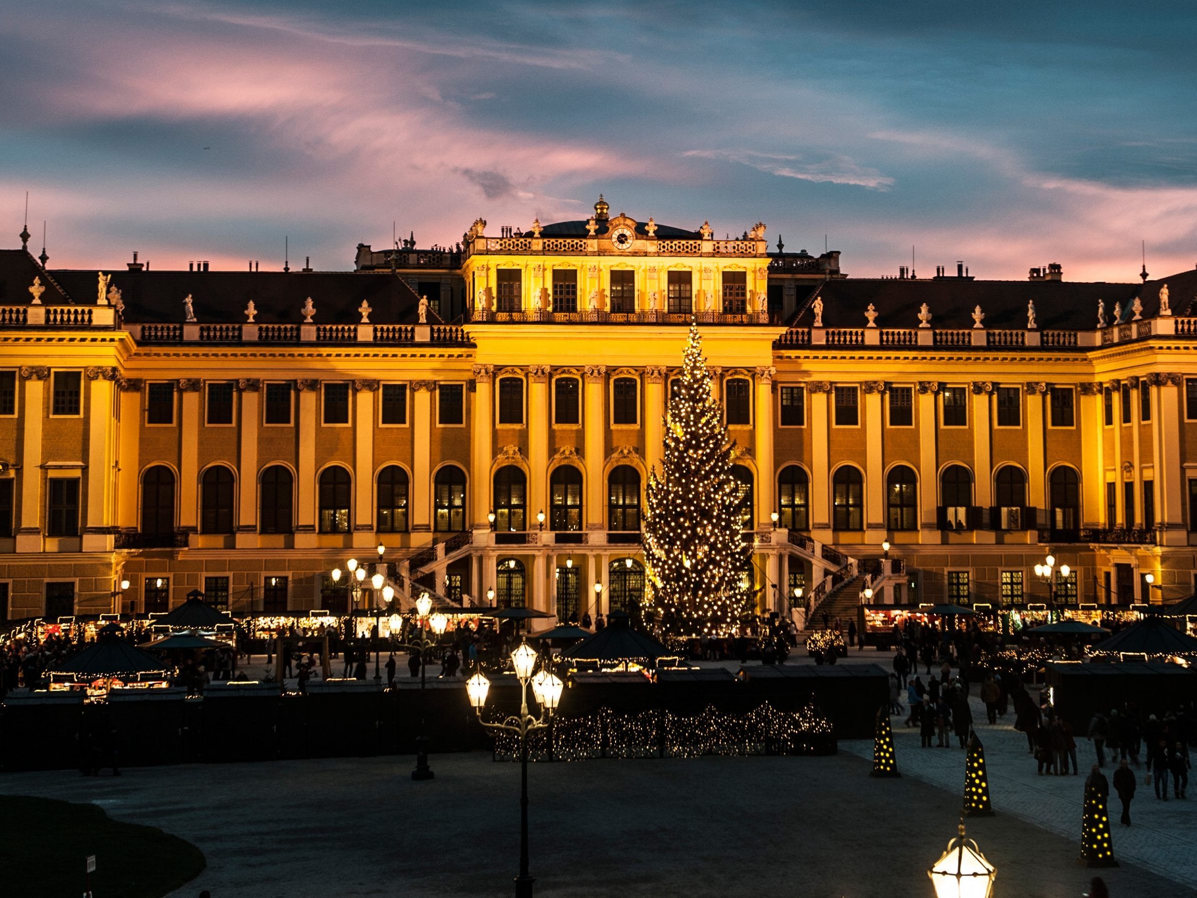 Rund 80 Aussteller präsentieren sich am Weihnachtsmarkt Schloss Schönbrunn. Rund 80 Aussteller präsentieren sich am Weihnachtsmarkt Schloss Schönbrunn.