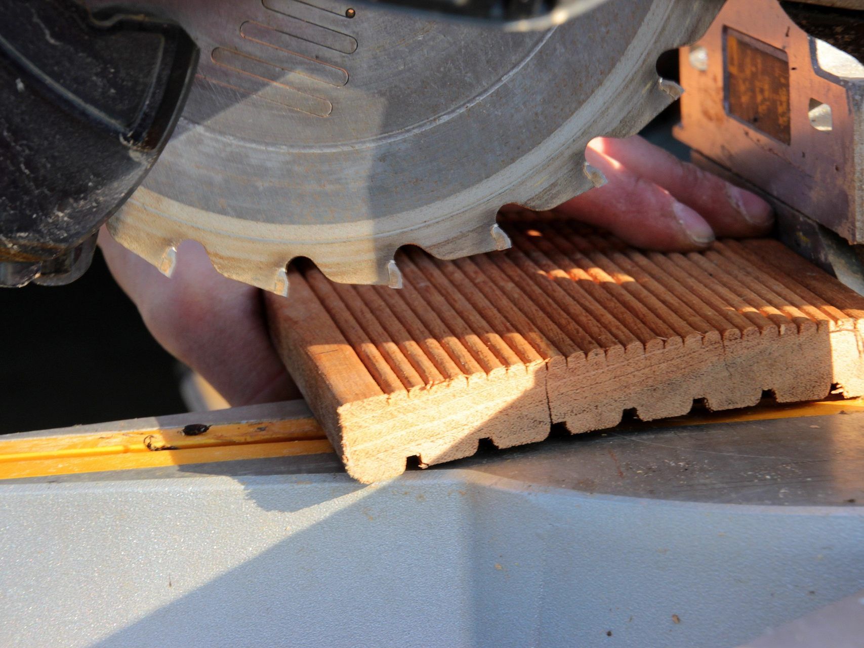 Der 25-Jährige schnitt sich mit der Kreissäge in die linke Hand.