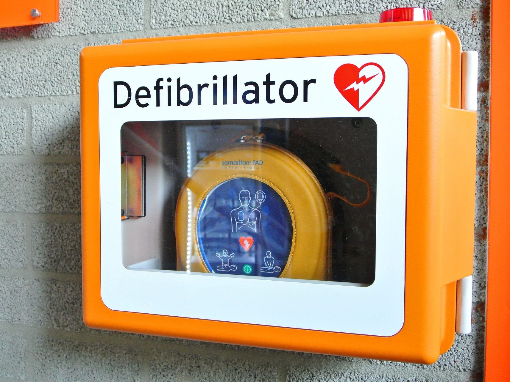 Dank raschem Einsatz von Defibrillatoren konnten zwei Leben gerettet werden Dank raschem Einsatz von Defibrillatoren konnten zwei Leben gerettet werden