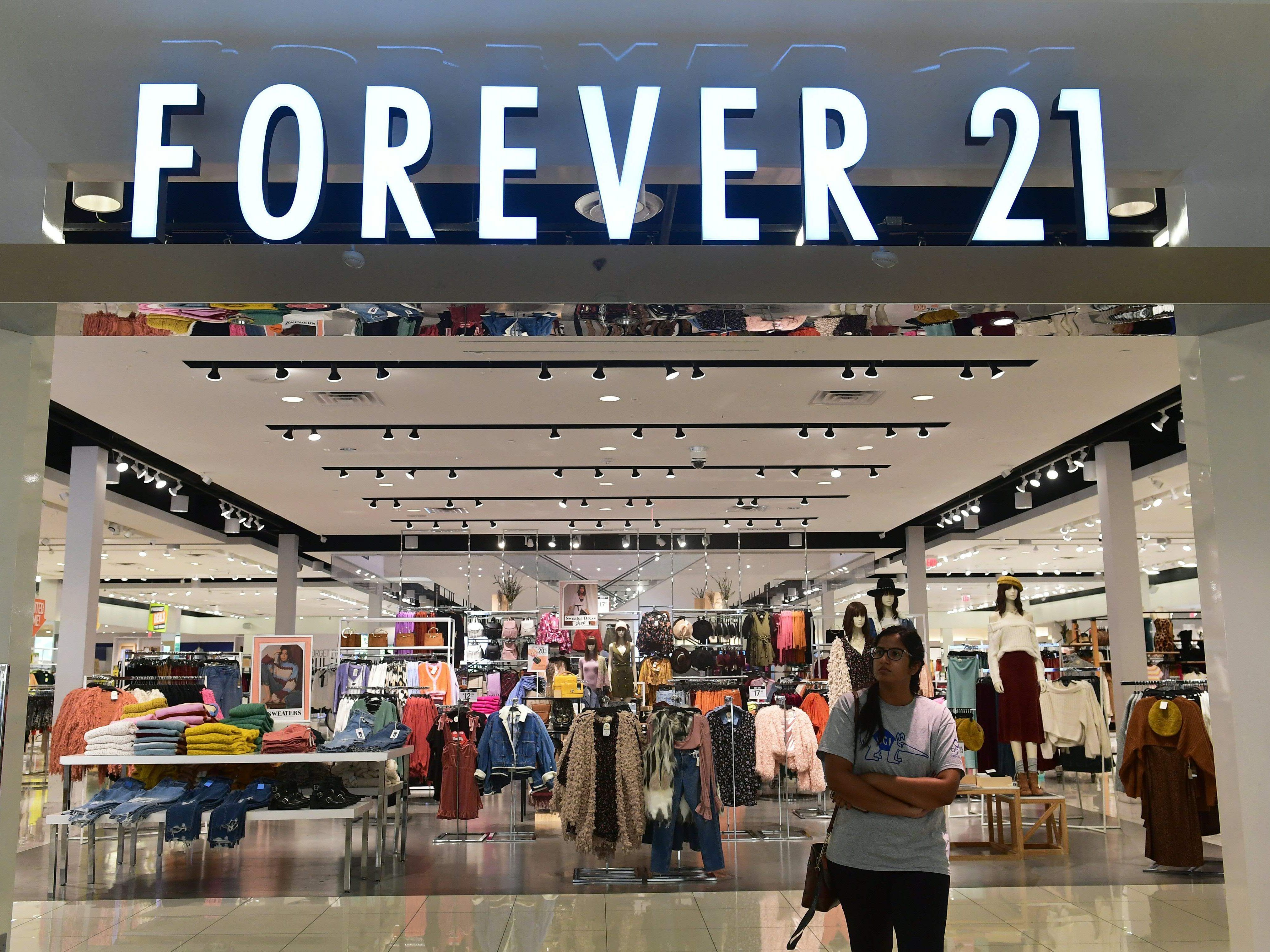 Forever 21 muss weltweit 350 Geschäfte schließen.