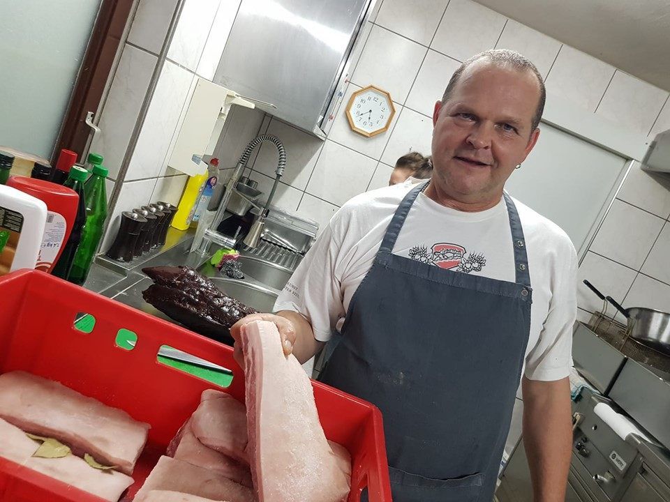 Schlachtpartie-Spezialist Reini bekocht vier Tage die Kulinarikliebhaber. Schlachtpartie-Spezialist Reini bekocht vier Tage die Kulinarikliebhaber.