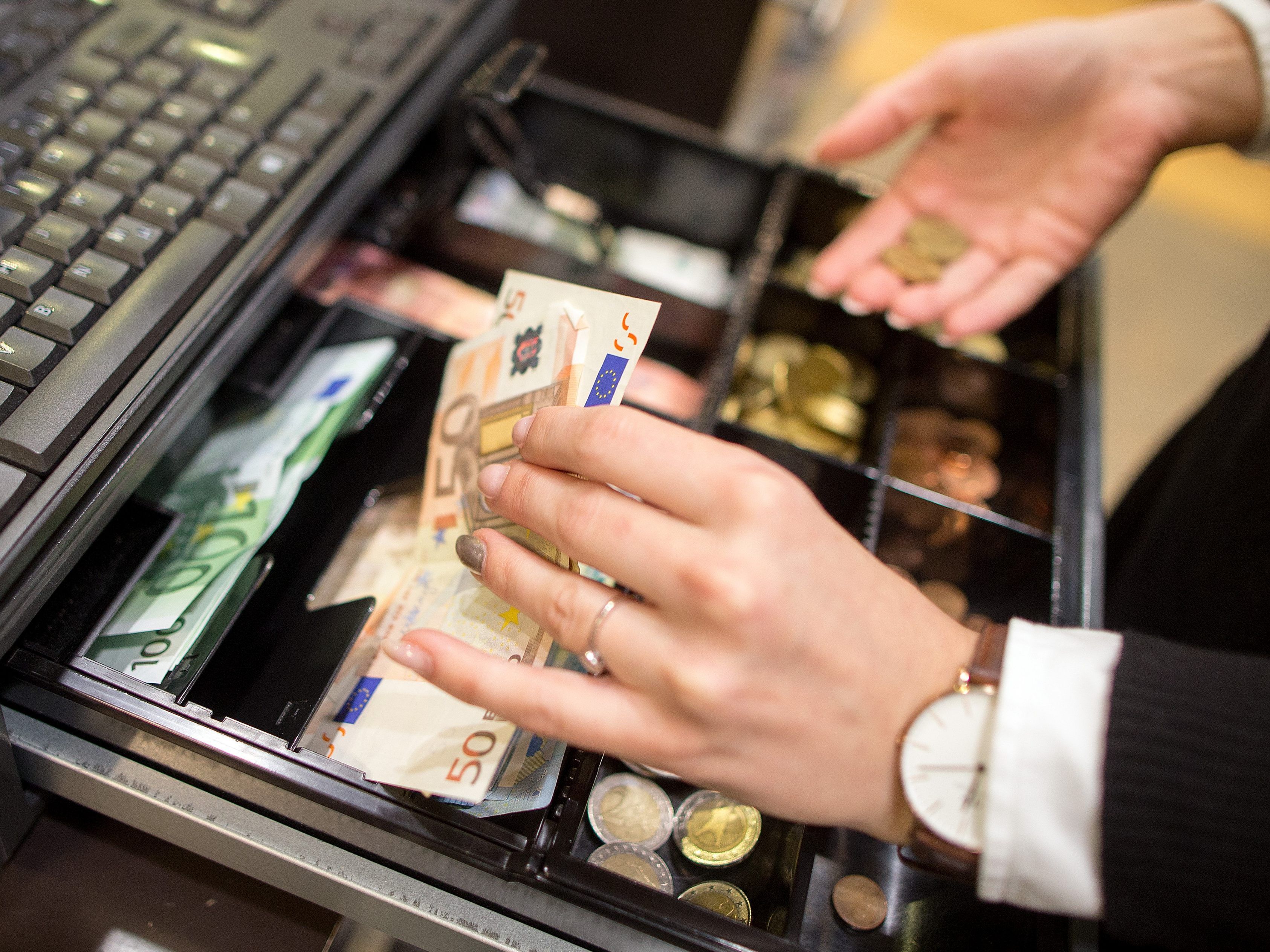 Die Gewerschaft fordert 100 Euro Gehaltserhöhung für alle Handelsangestellten. Die Gewerschaft fordert 100 Euro Gehaltserhöhung für alle Handelsangestellten.
