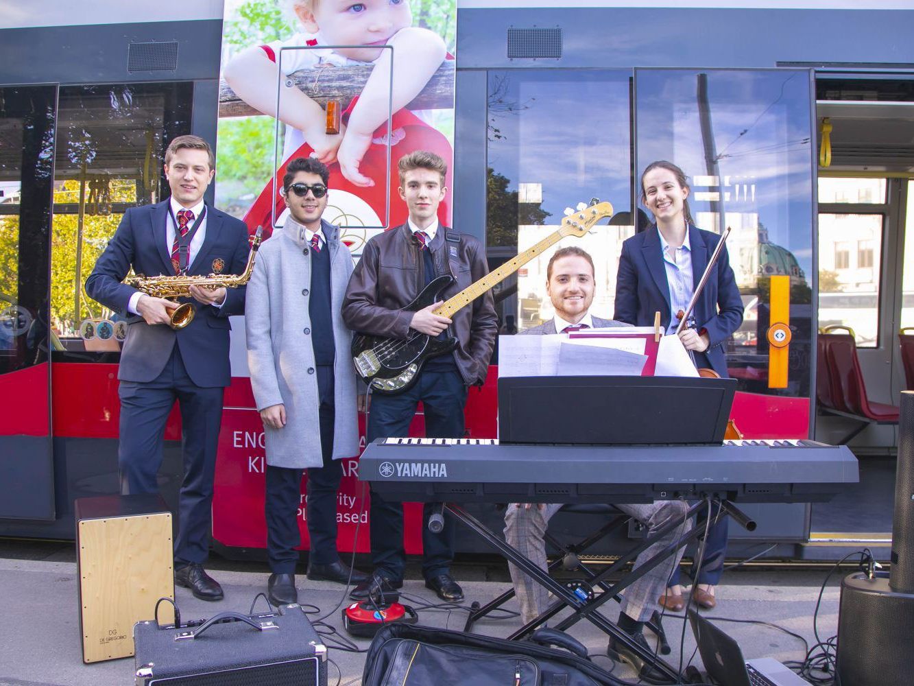 Schüler der Amadeus International School Vienna spielten in einer Straßenbahn auf Schüler der Amadeus International School Vienna spielten in einer Straßenbahn auf