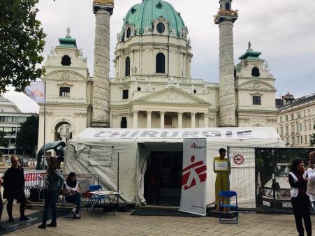 Die Ausstellung verwandelt den Karlsplatz zwölf Tage in einen Mikrokosmos der humanitären Hilfe.