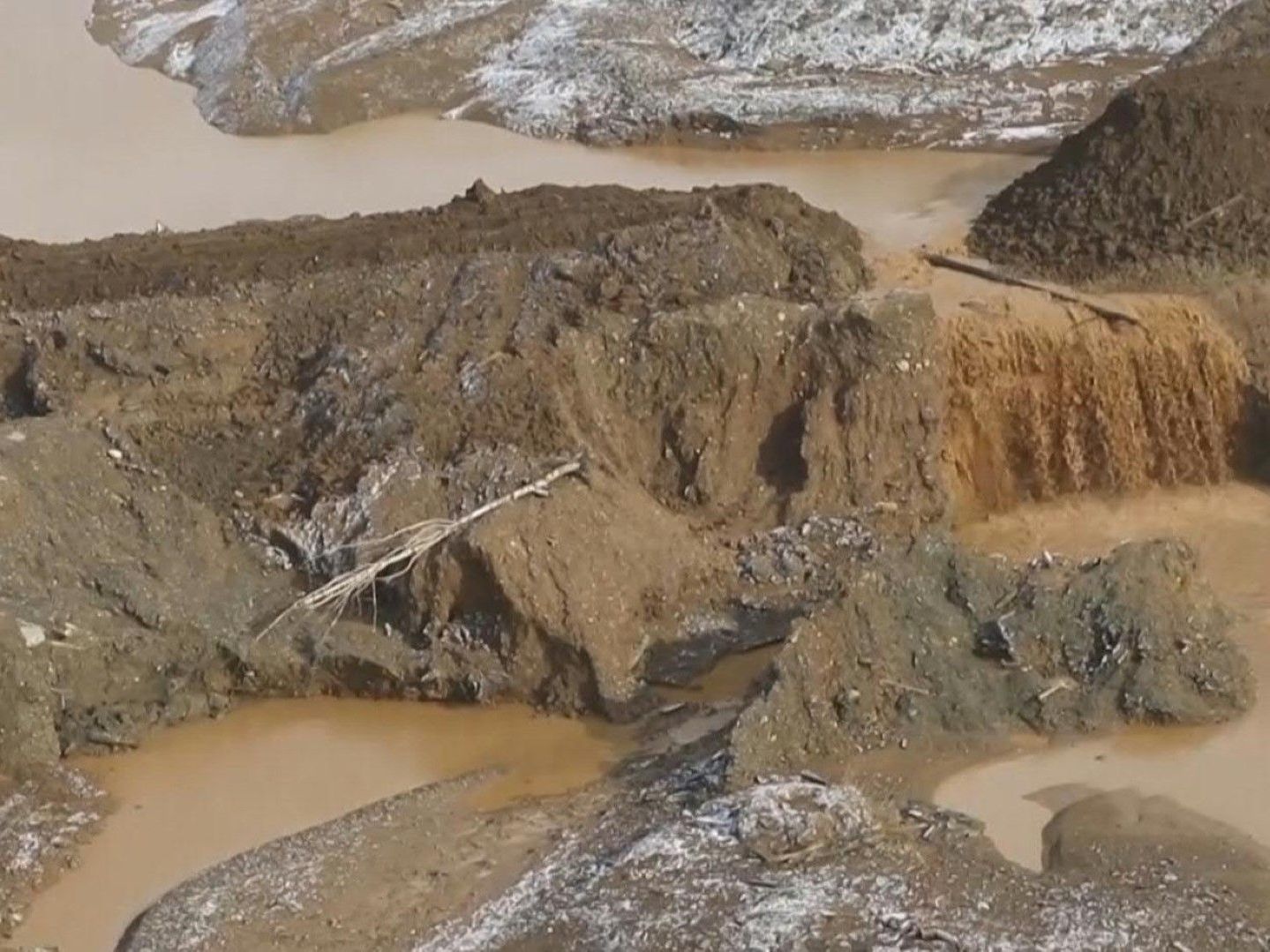 Behörden vermuten Verletzung der Sicherheitsvorschriften beim Bau des Dammes