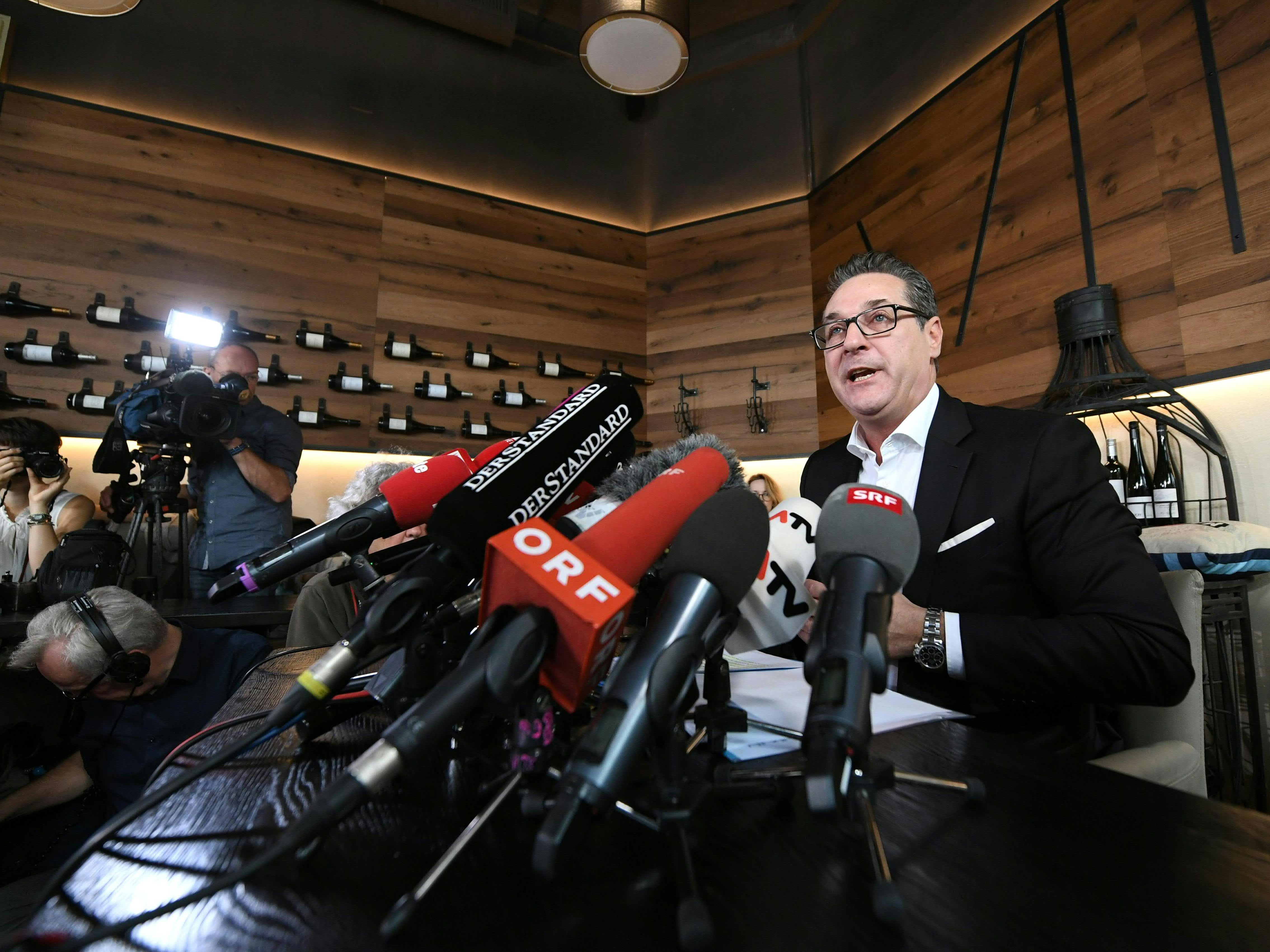 HC Strache stellt seine FPÖ-Mitgliedschaft ruhend. HC Strache stellt seine FPÖ-Mitgliedschaft ruhend.